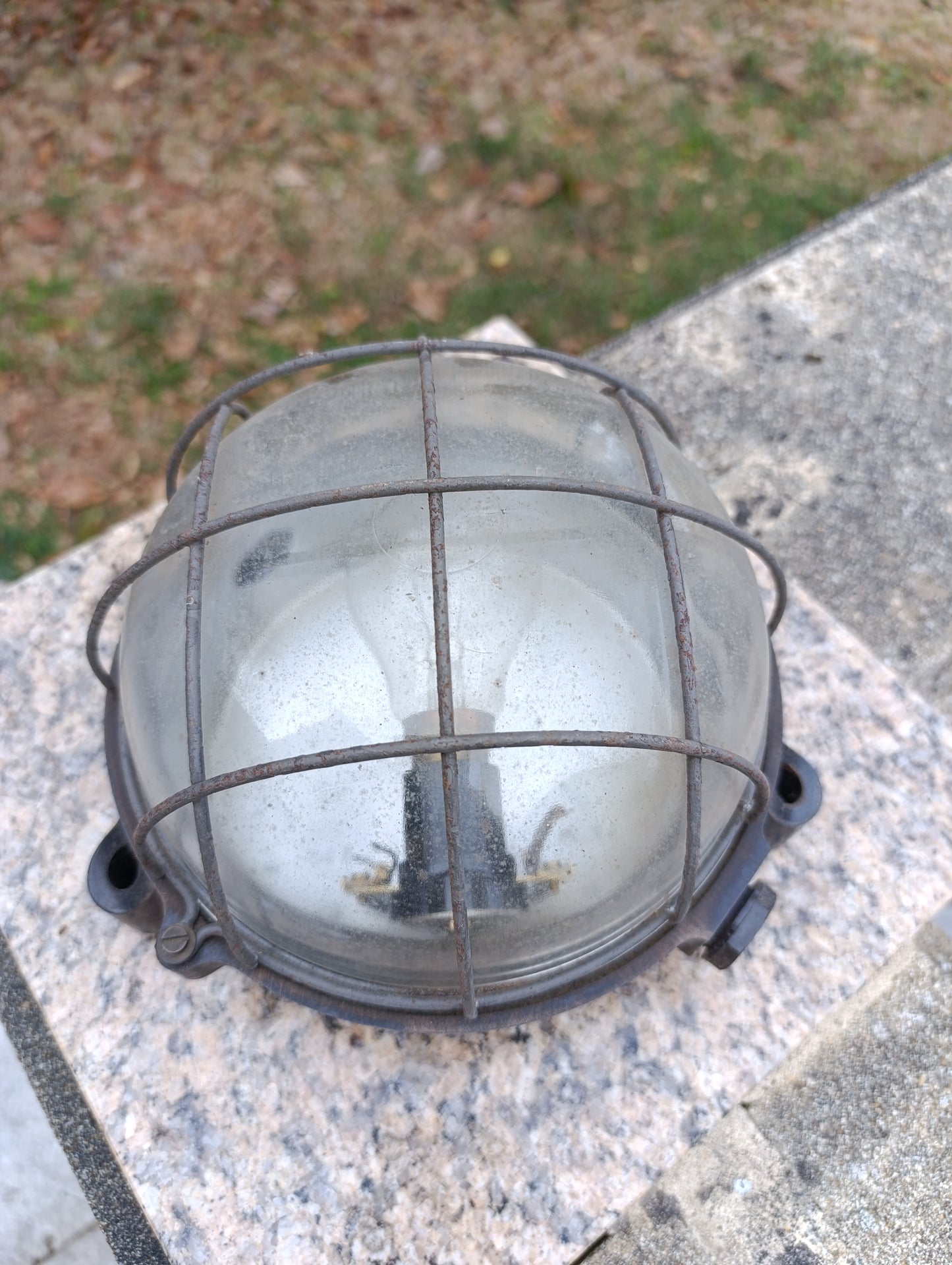 Ancien hublot électrique industriel – globe en verre et grille de protection