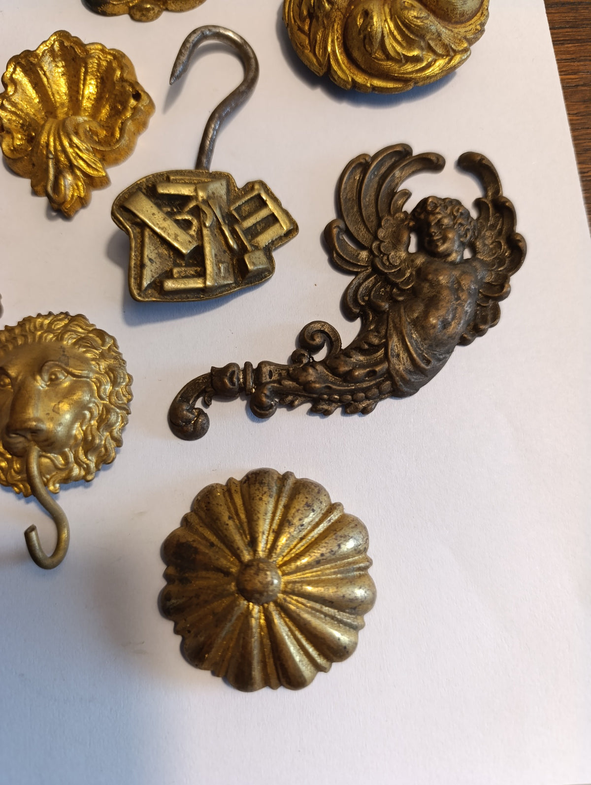 Lot de 10 ornements anciens en métal doré – lions, rosaces et crochets