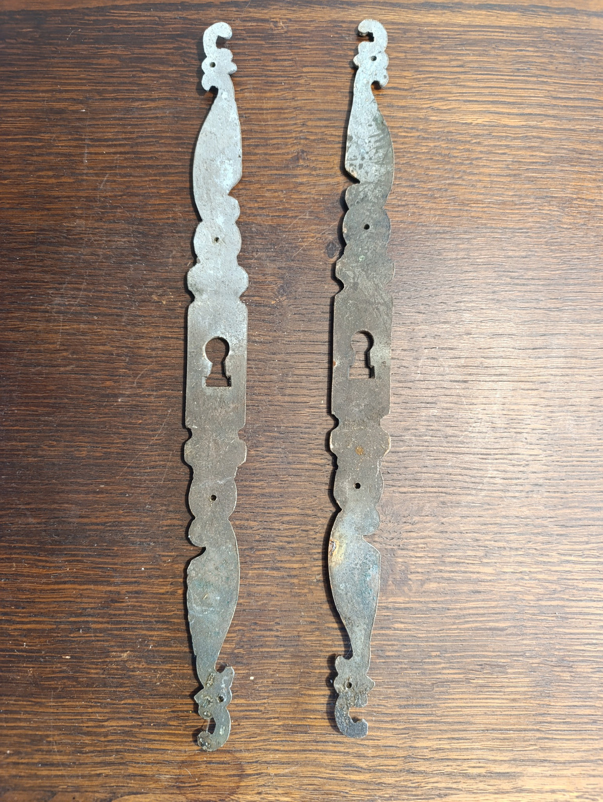 Paire d’entrées de serrure anciennes décoratives – 35 cm