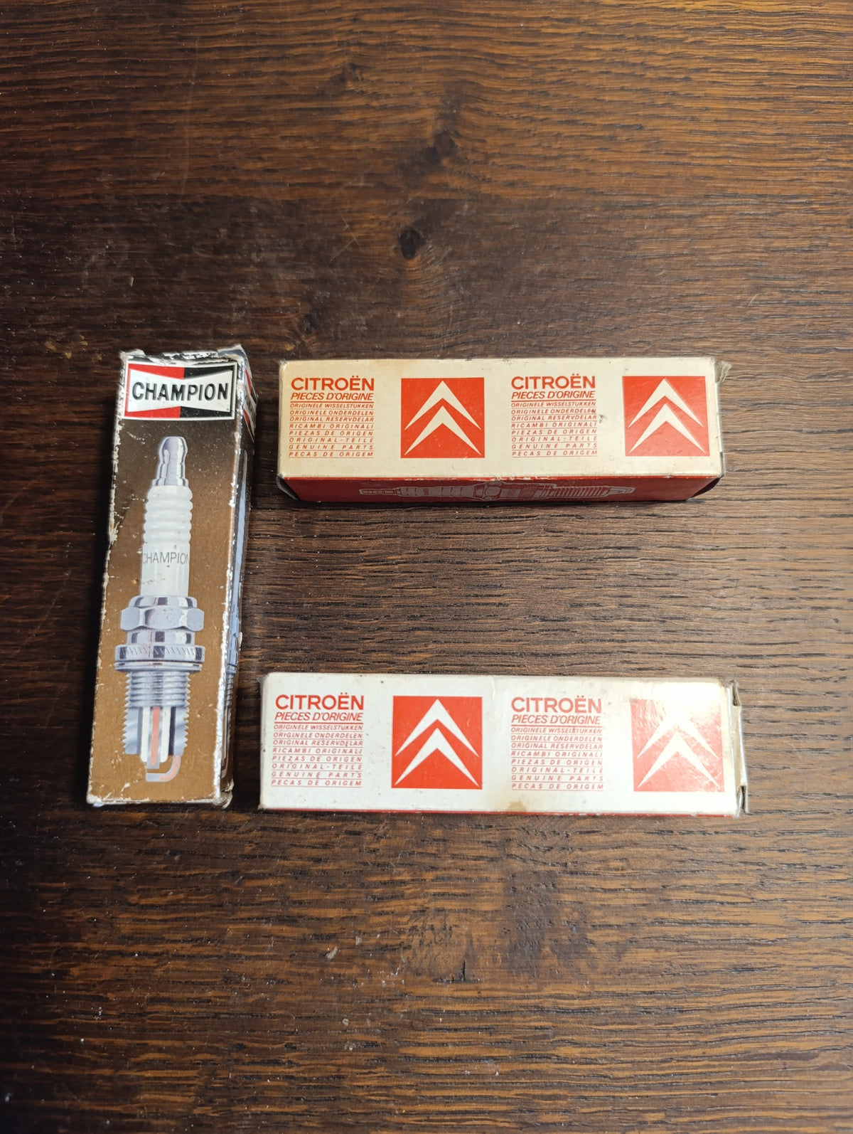 Lot de 3 bougies d’allumage usagées avec boîtes anciennes – collection