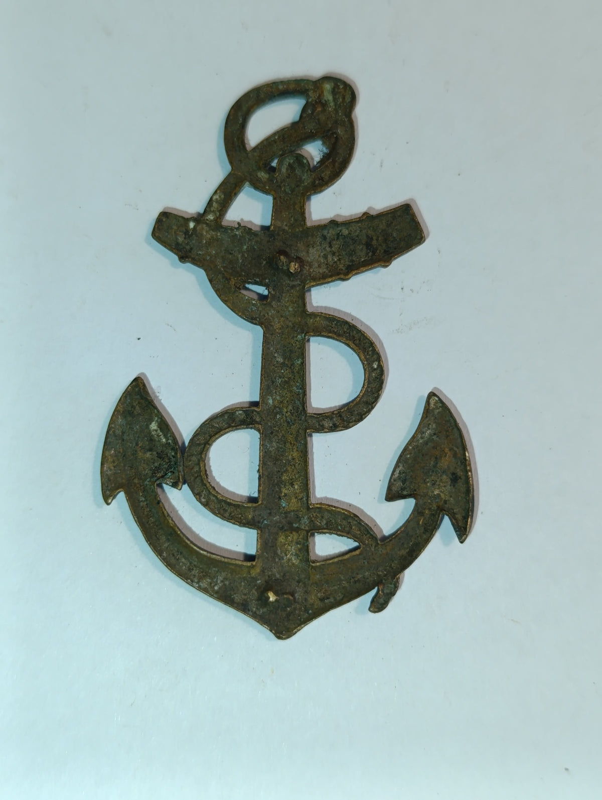 Ornement en forme d’ancre marine avec cordage – métal patiné