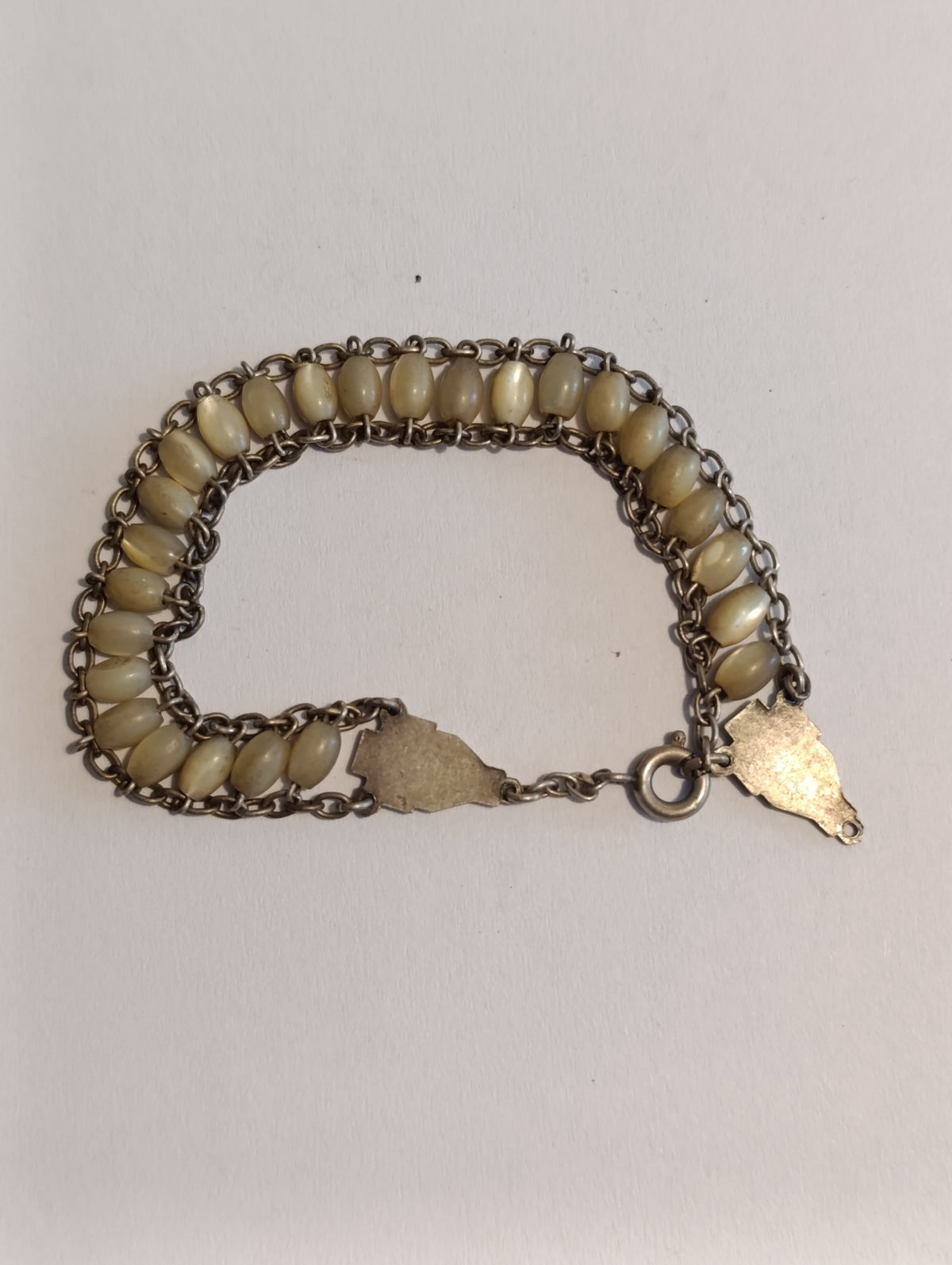 Bracelet religieux à grains nacrés et médailles de la Vierge