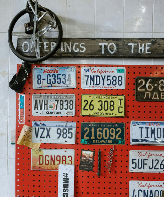 Comment reconnaître une vraie plaque émaillée vintage sans se tromper
