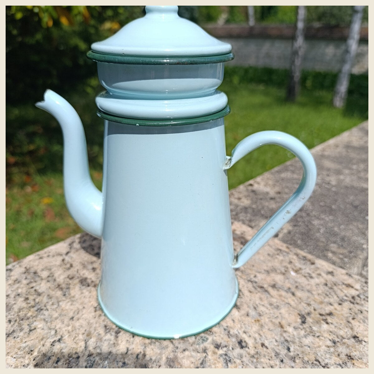 Cafetières et objets anciens du petit déjeuner