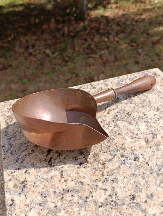 Cuillère à sucre ancienne en cuivre avec manche en bois – Poêlon ancien de cuisine