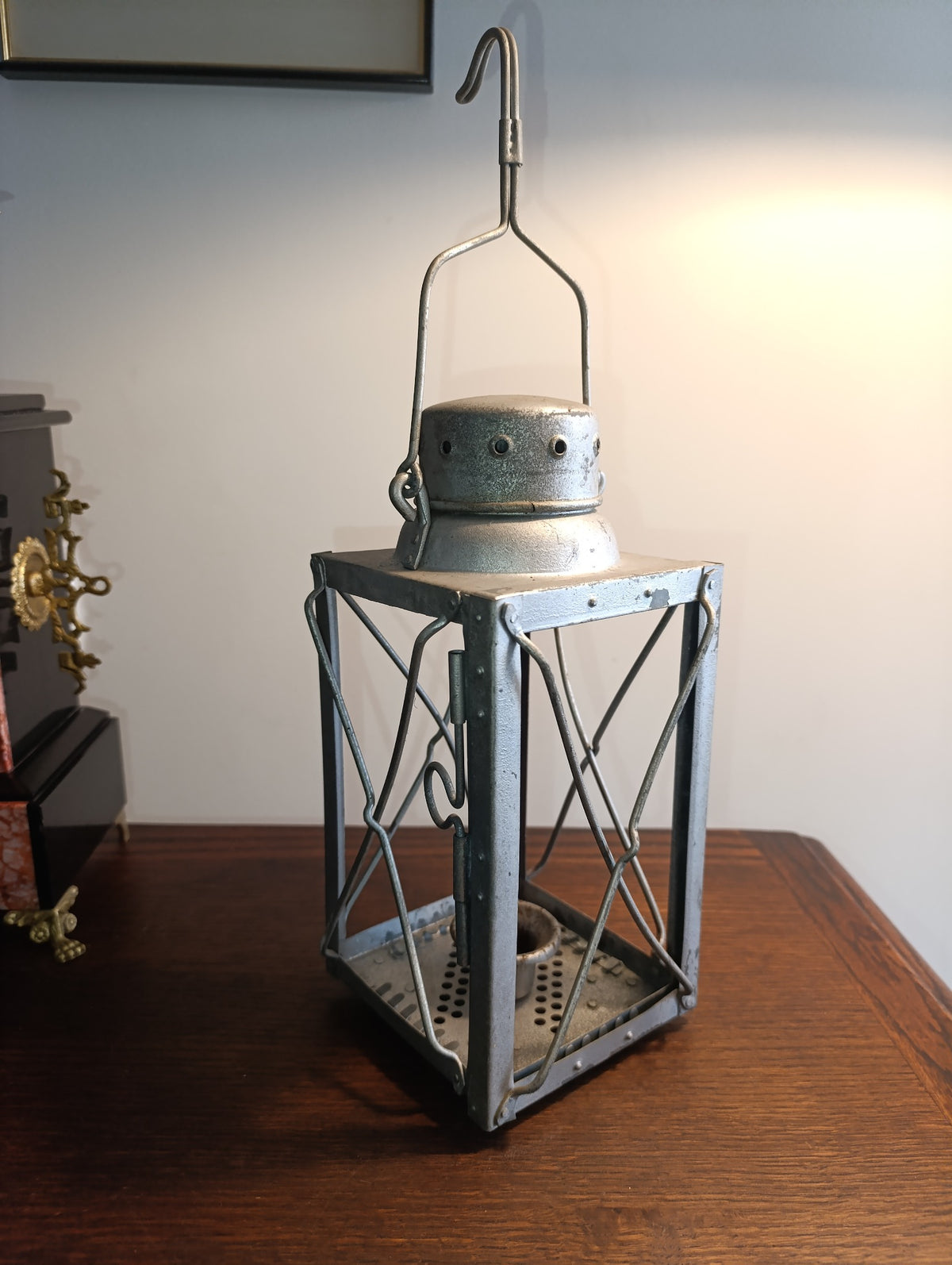 Lanterne allemande GIBE 1941 sans vitres, détail de son état