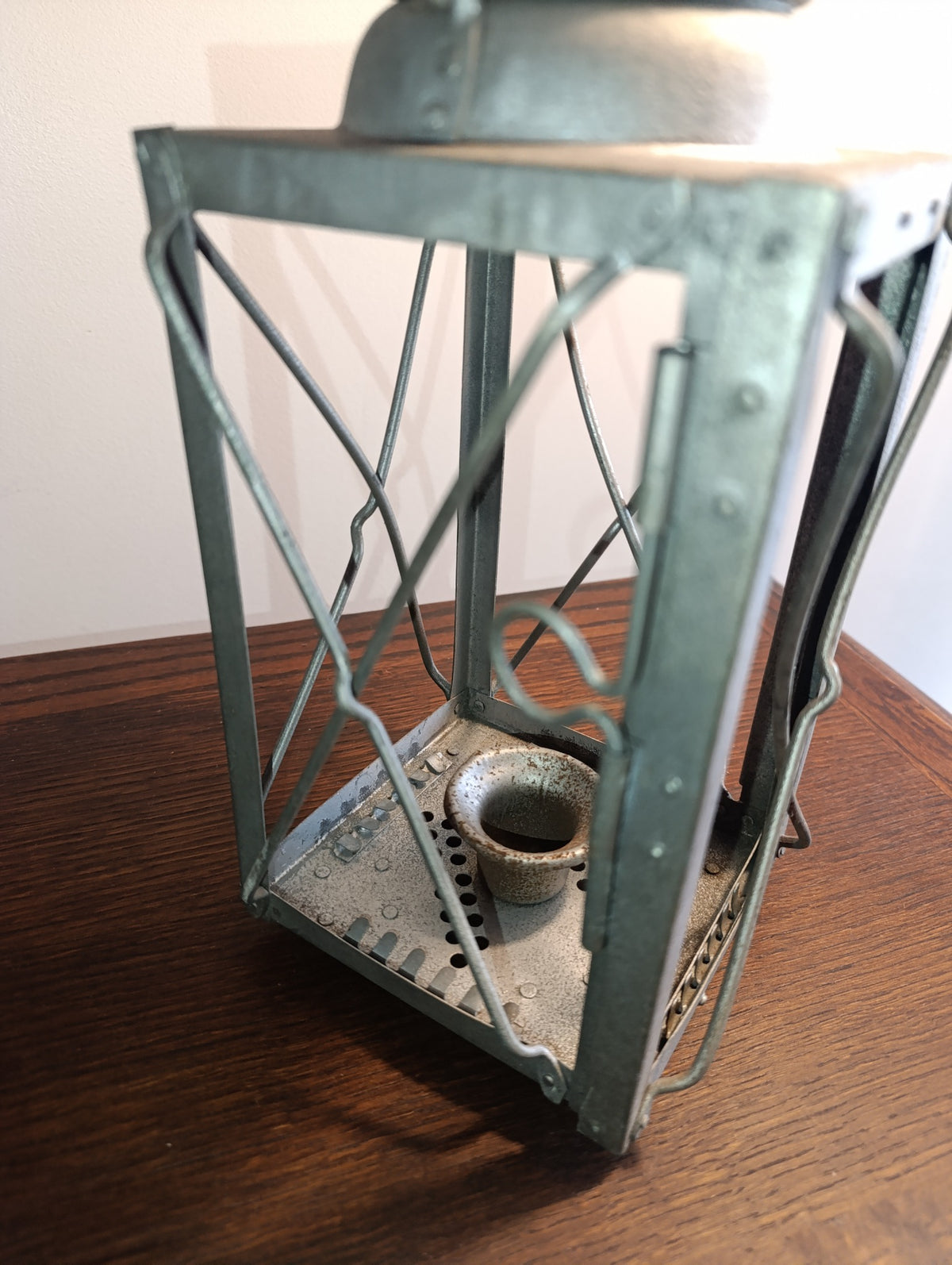Lanterne allemande GIBE 1941 sans vitres, détail de son état