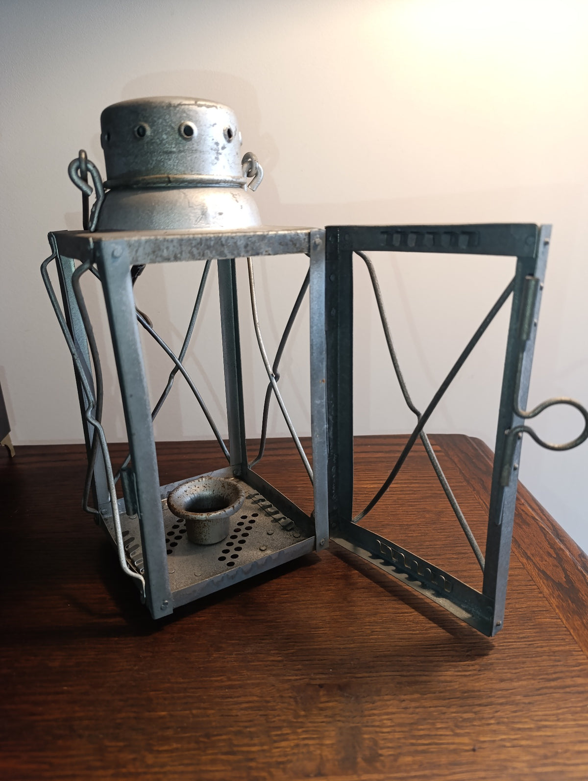 Lanterne GIBE 1941, porte ouverte et support intérieur, vitres absentes