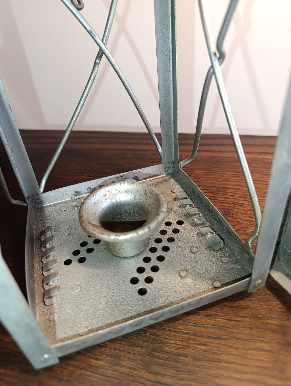 Lanterne GIBE 1941, porte ouverte et support intérieur, vitres absentes