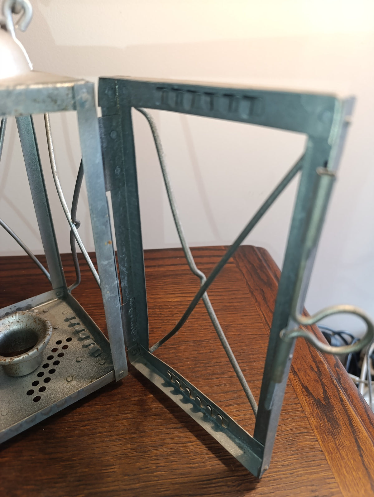 Lanterne GIBE 1941, porte ouverte et support intérieur, vitres absentes