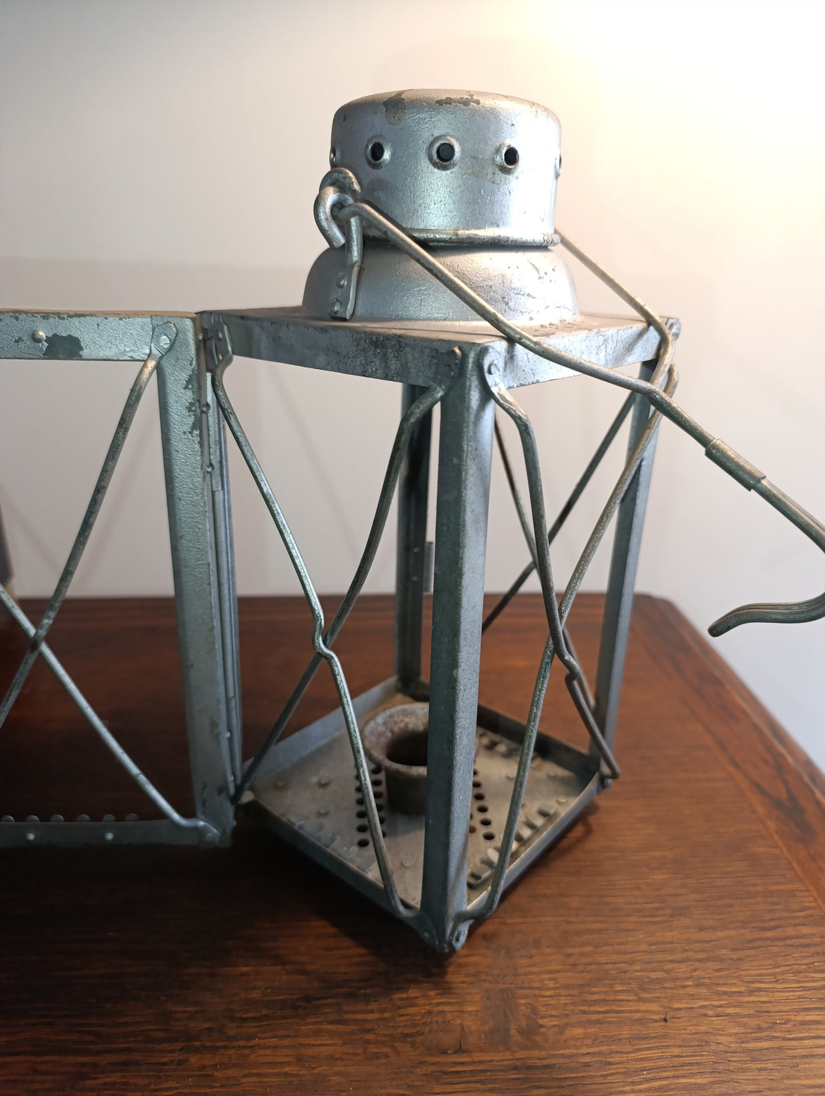 Lanterne GIBE 1941, détails de la structure et du dessous