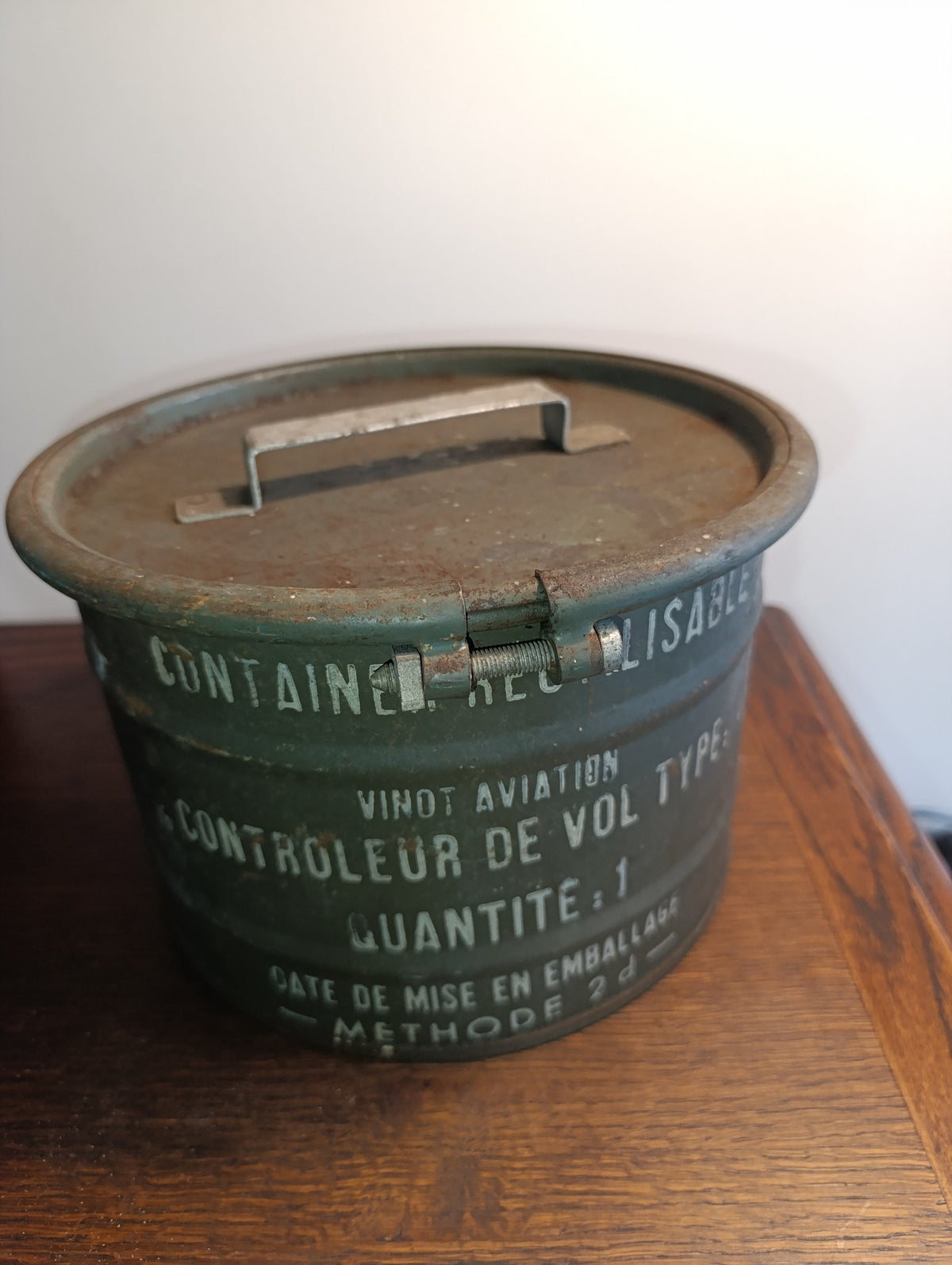 Container ancien Vinot Aviation pour contrôleur de vol – métal vert