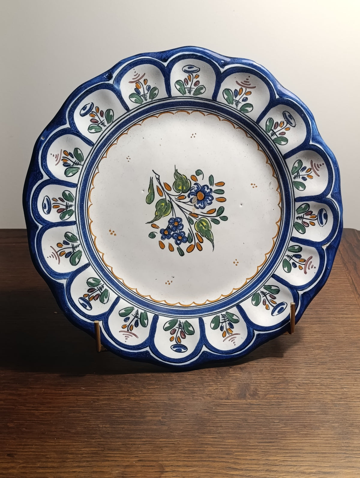 Assiette Gonfer P. Arz en majolique espagnole, décor floral bleu — diamètre 28,5 cm