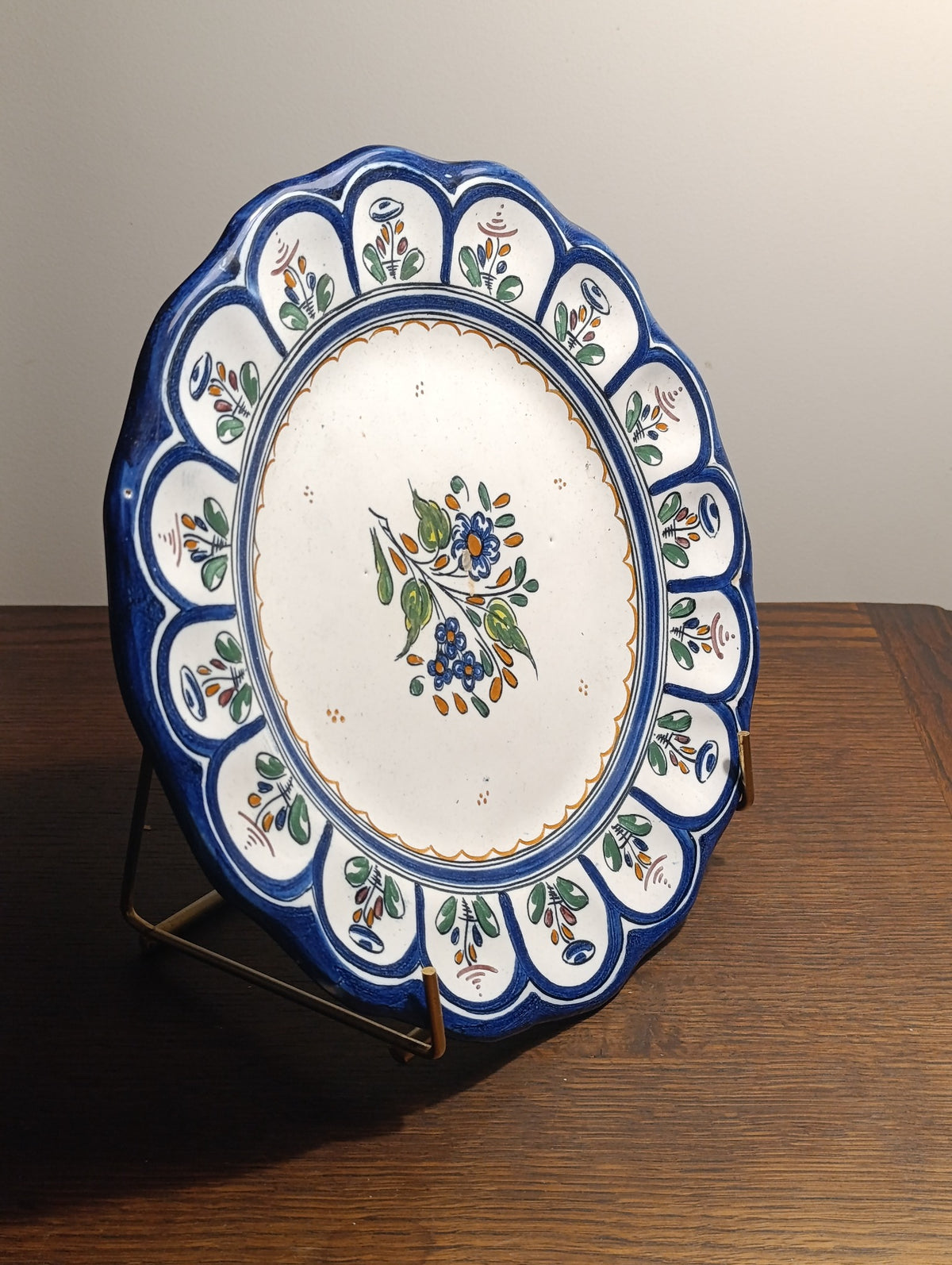 Assiette Gonfer P. Arz en majolique espagnole, décor floral bleu — diamètre 28,5 cm