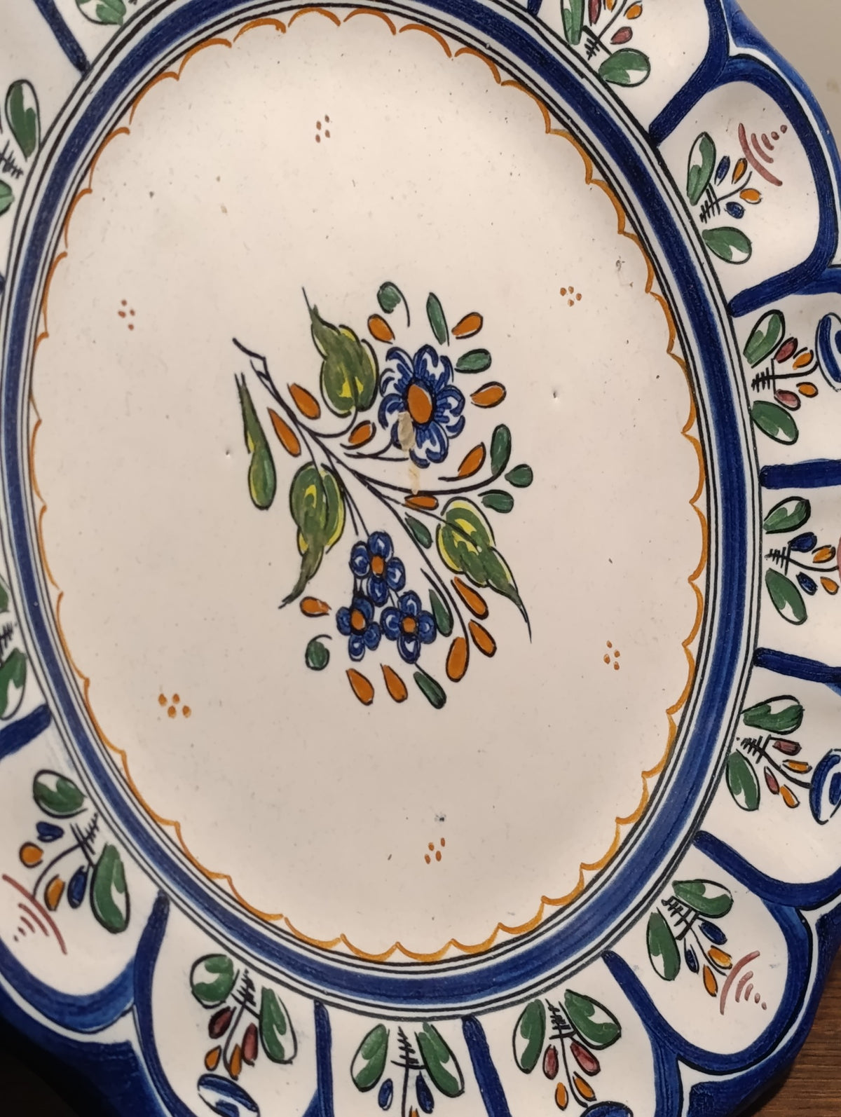 Détail du décor floral et de l’état de l’assiette