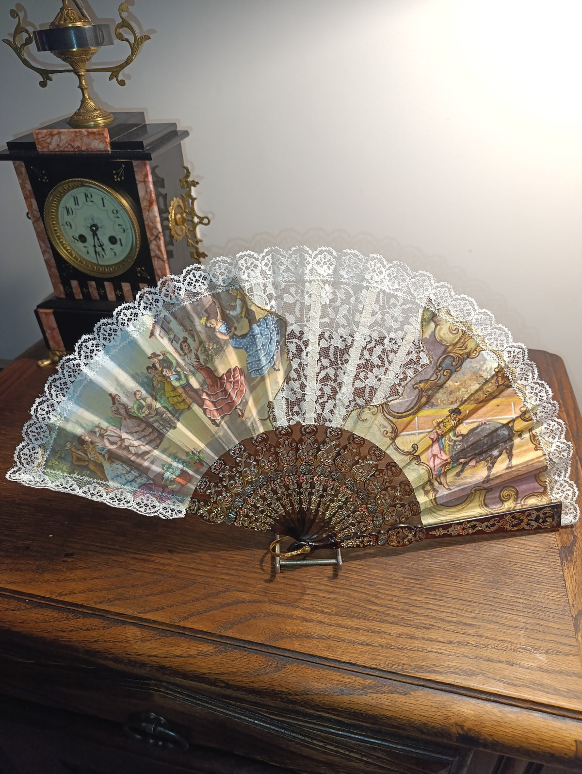 Éventail décoratif à dentelle blanche, scènes de flamenco et de corrida — vue et détails