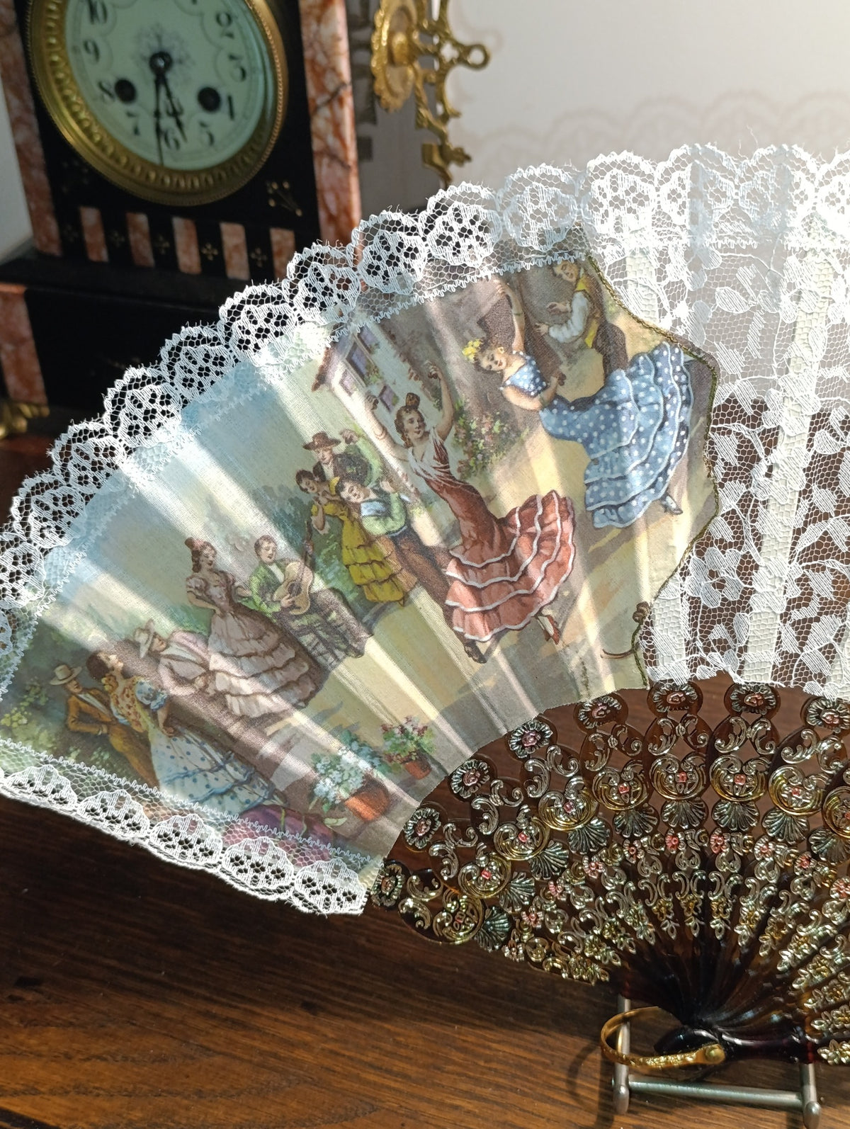 Éventail décoratif à dentelle blanche, scènes de flamenco et de corrida — vue et détails