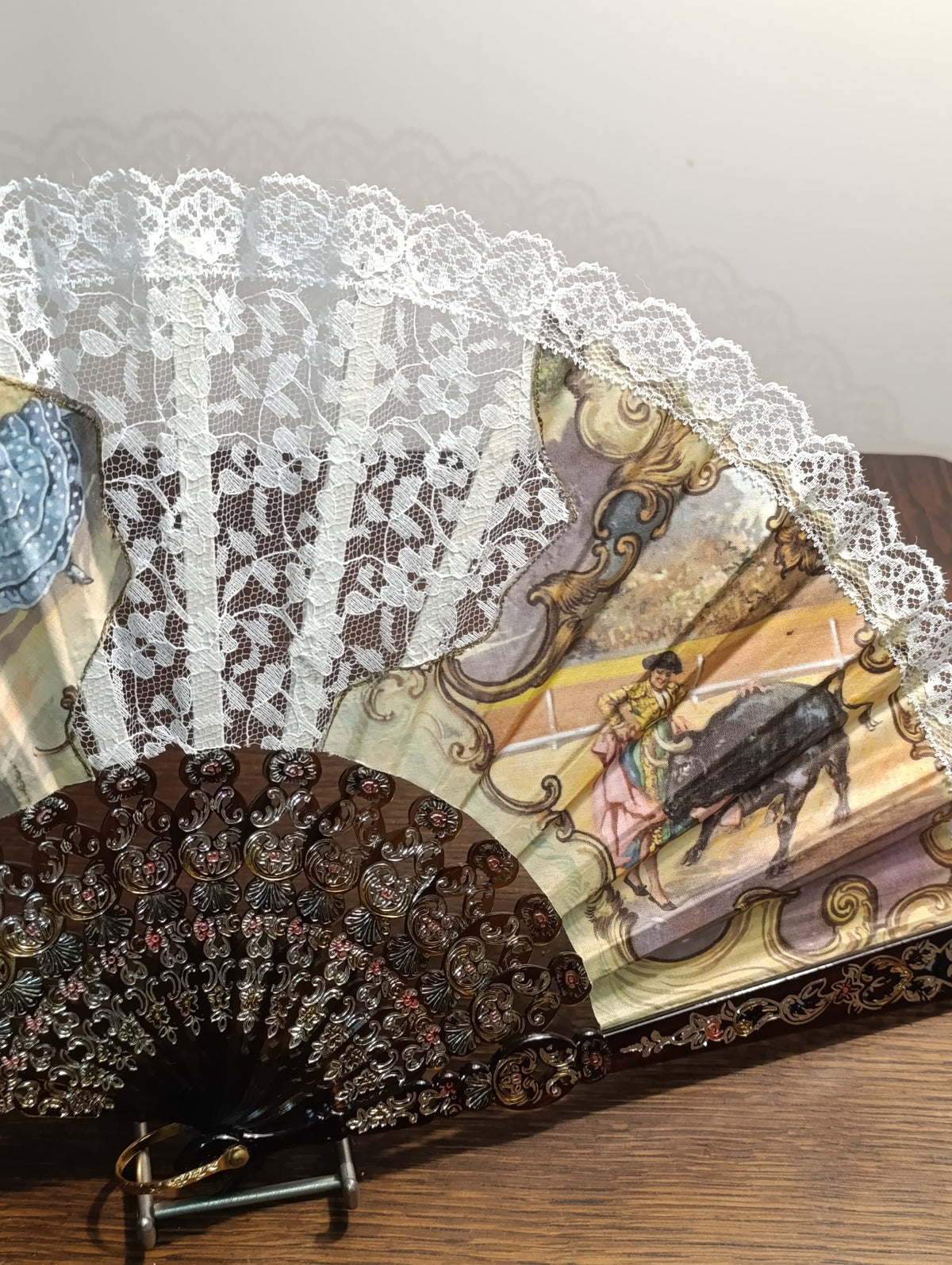 Éventail décoratif à dentelle blanche, scènes de flamenco et de corrida — vue et détails