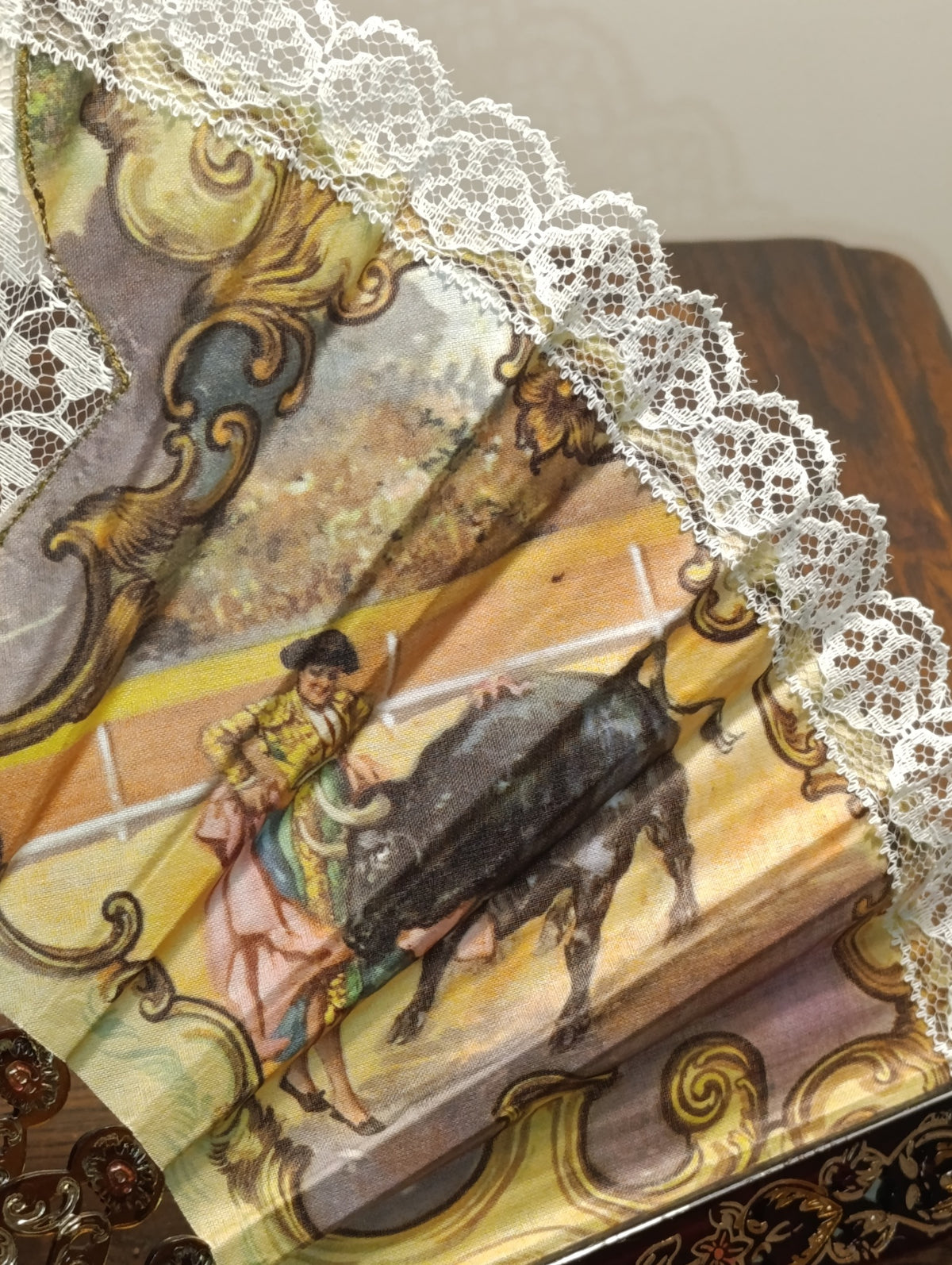 Éventail décoratif à dentelle blanche, scènes de flamenco et de corrida — vue et détails
