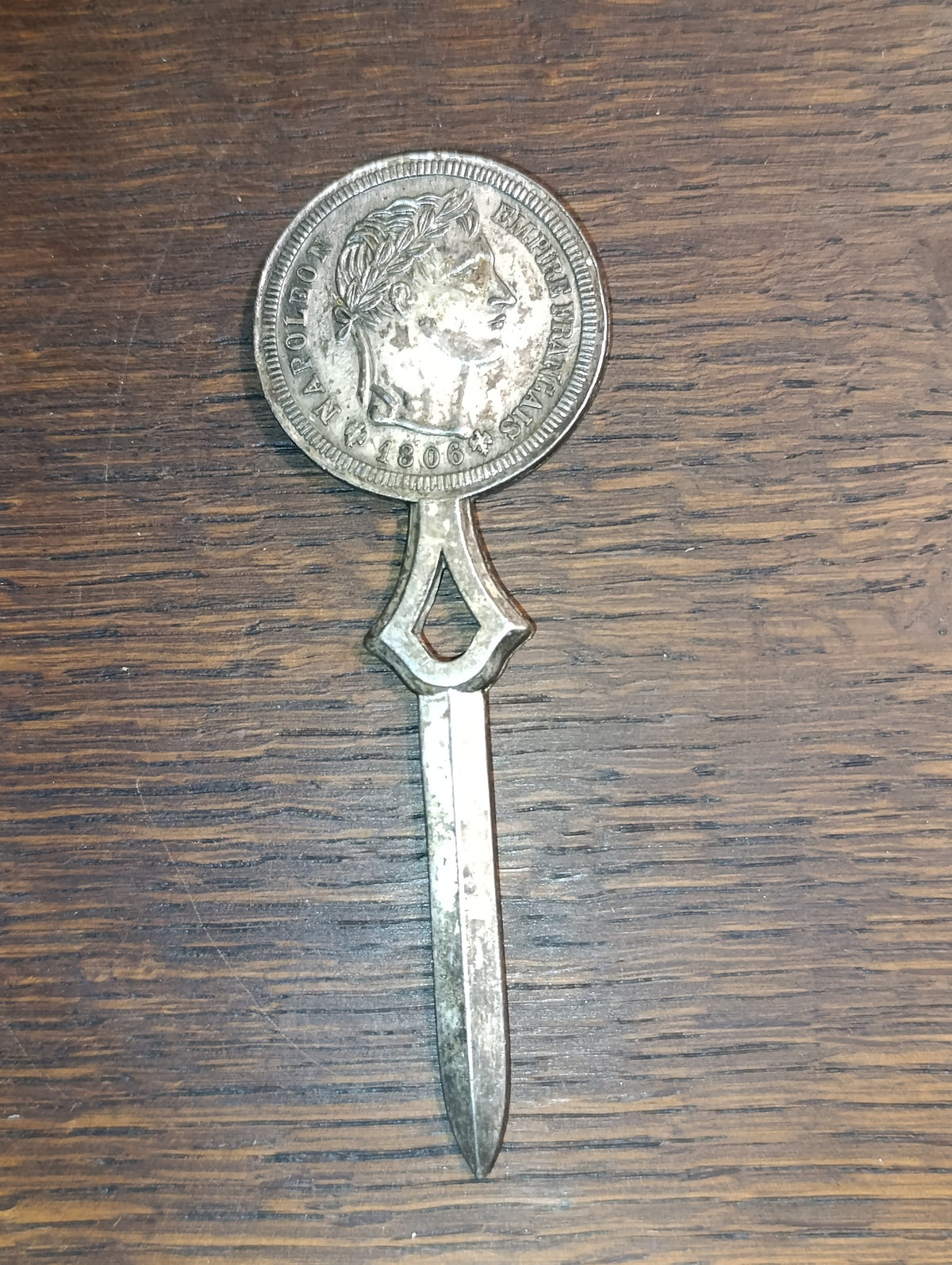 Coupe-papier Napoléon, métal de couleur argentée et patine