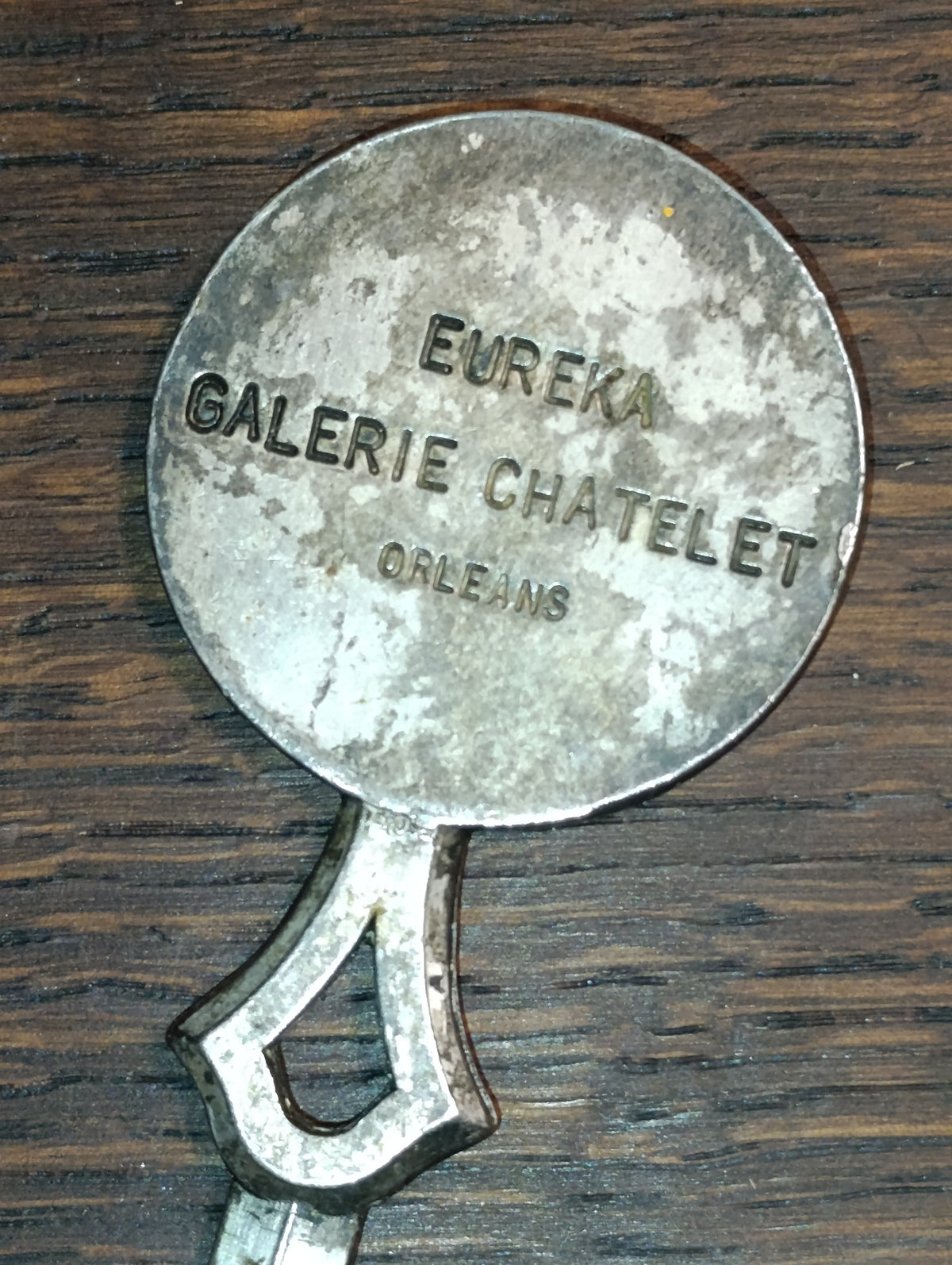 Dos du coupe-papier, inscription Eureka Galerie Châtelet Orléans