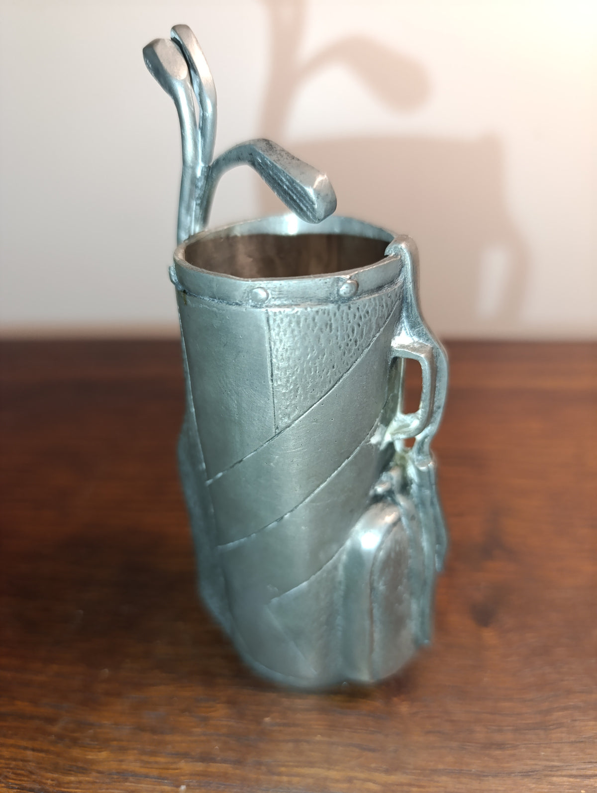 Détail du sac de golf et des clubs en étain