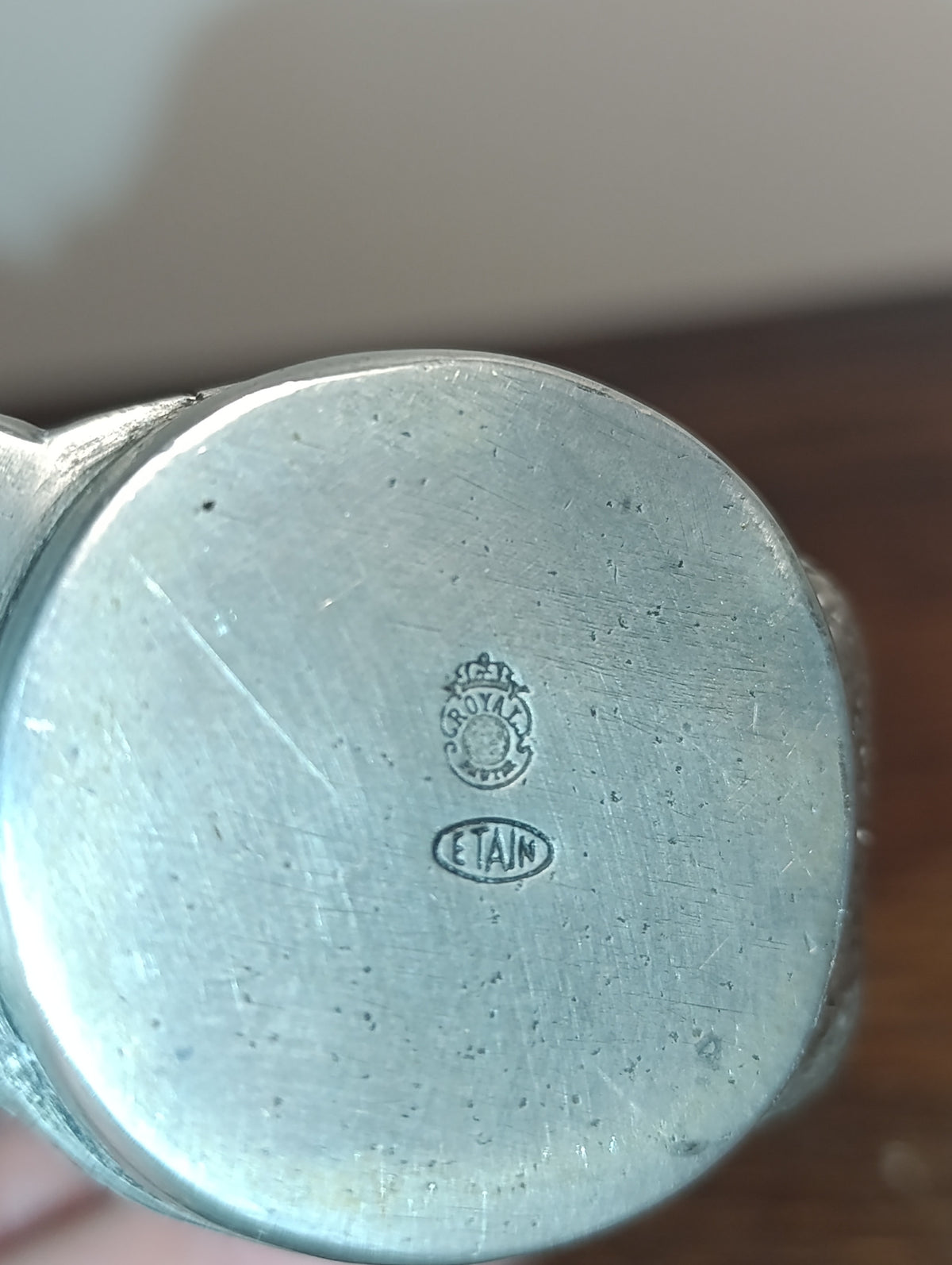 Marquages Royal et Étain sous le pot