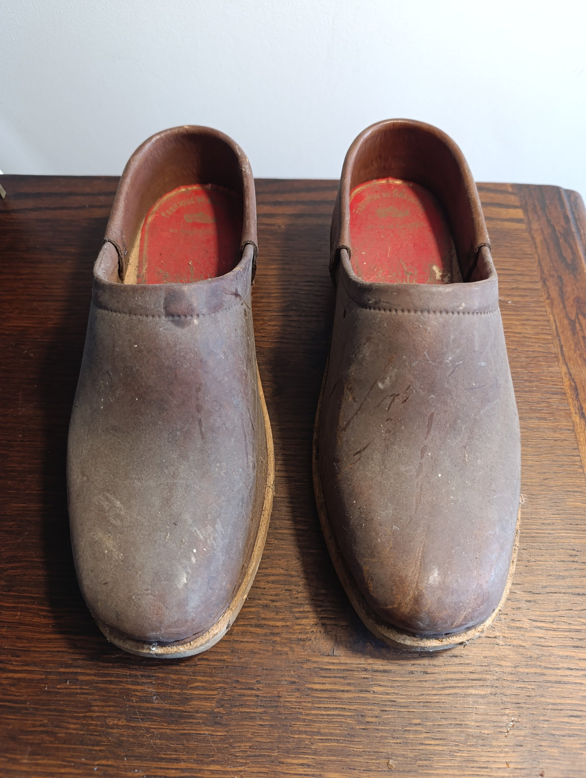 Paire de galoches anciennes en cuir brun et semelles en bois