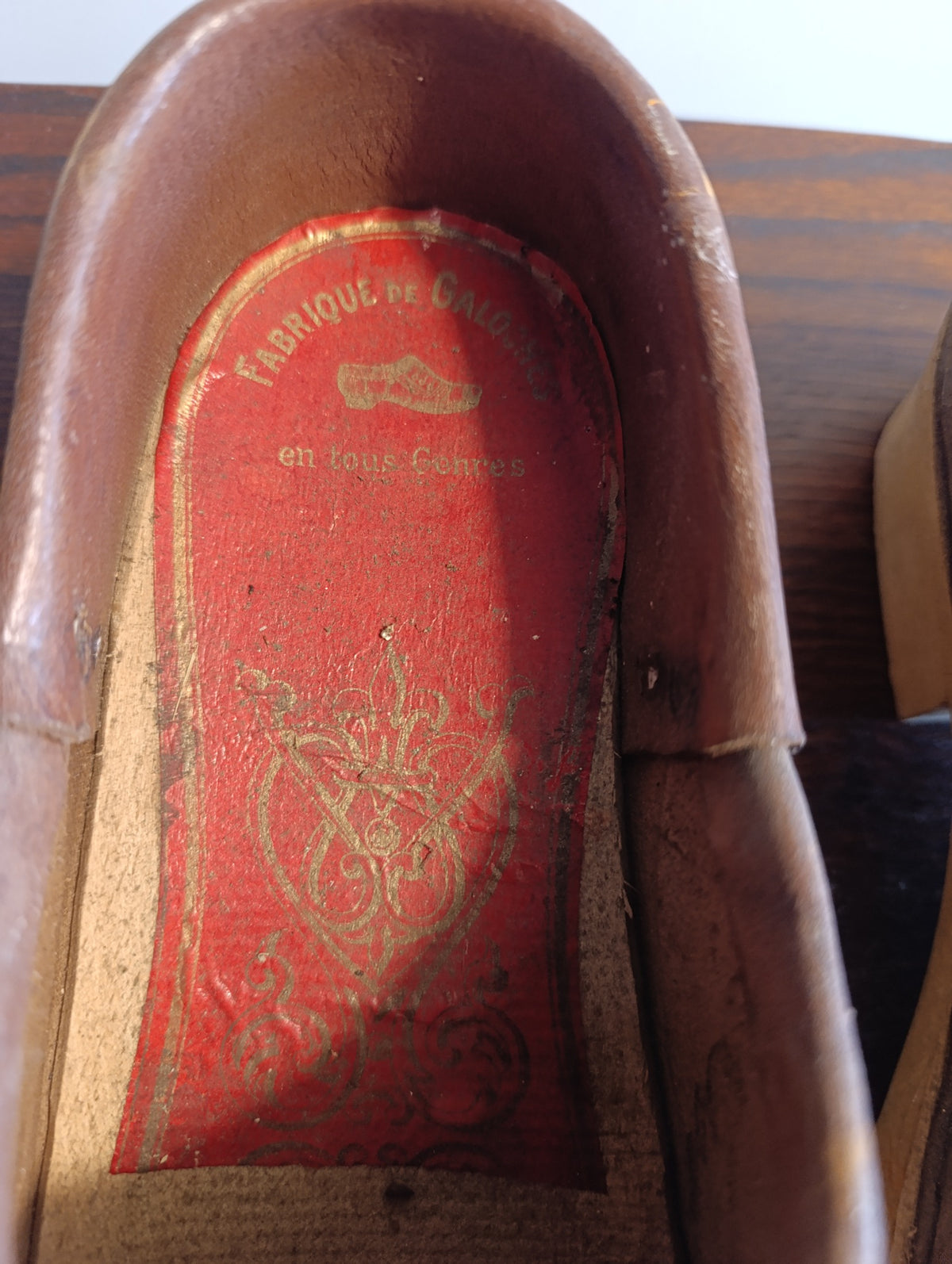 Paire de galoches anciennes en cuir brun et semelles en bois