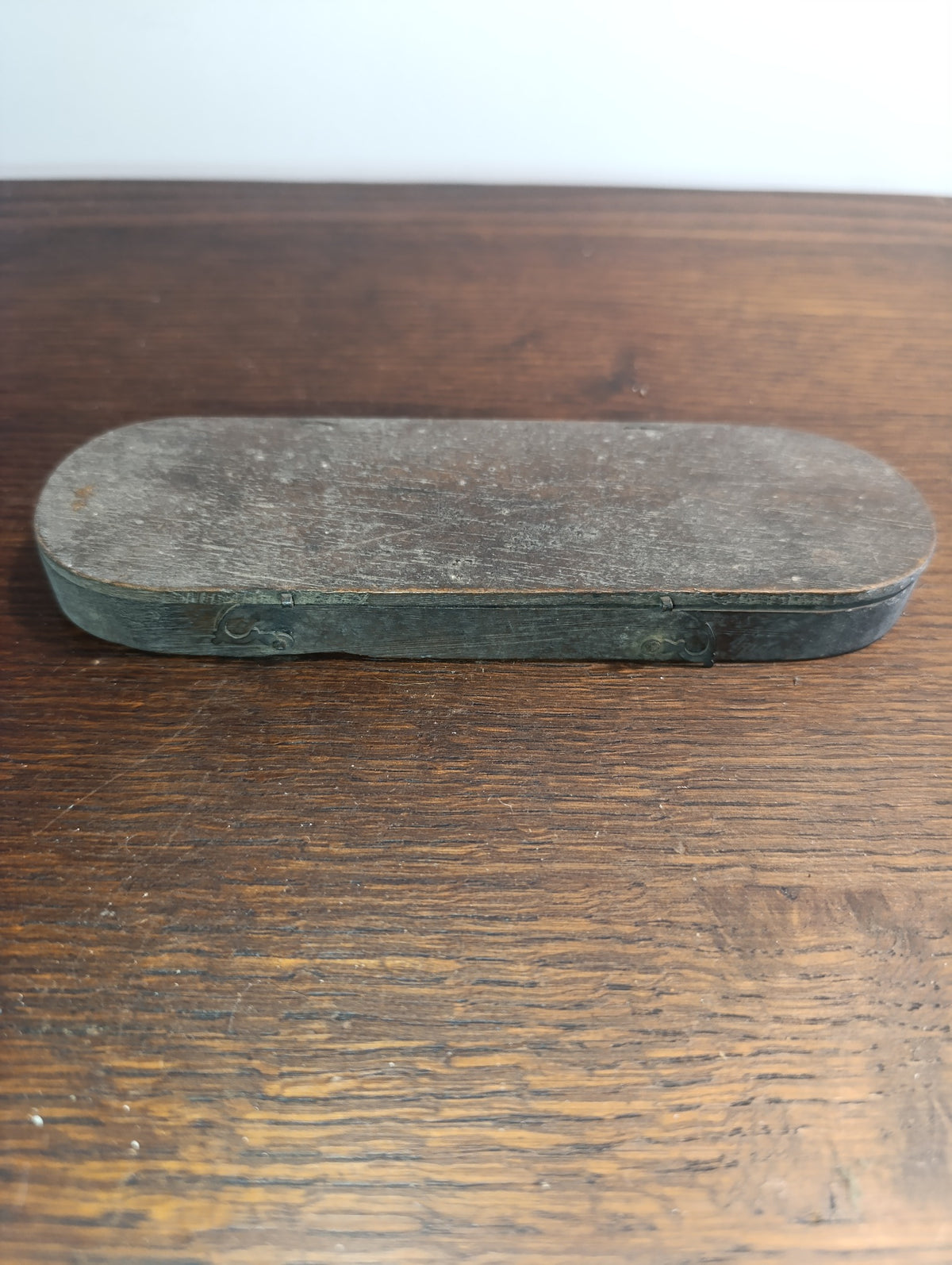 Balance ancienne à deux plateaux dans son coffret en bois – sans poids