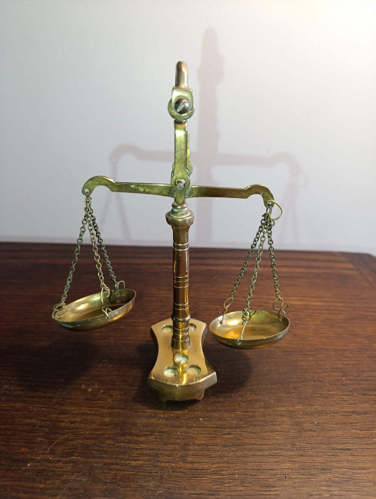 Petite balance décorative en laiton à deux plateaux – sans poids