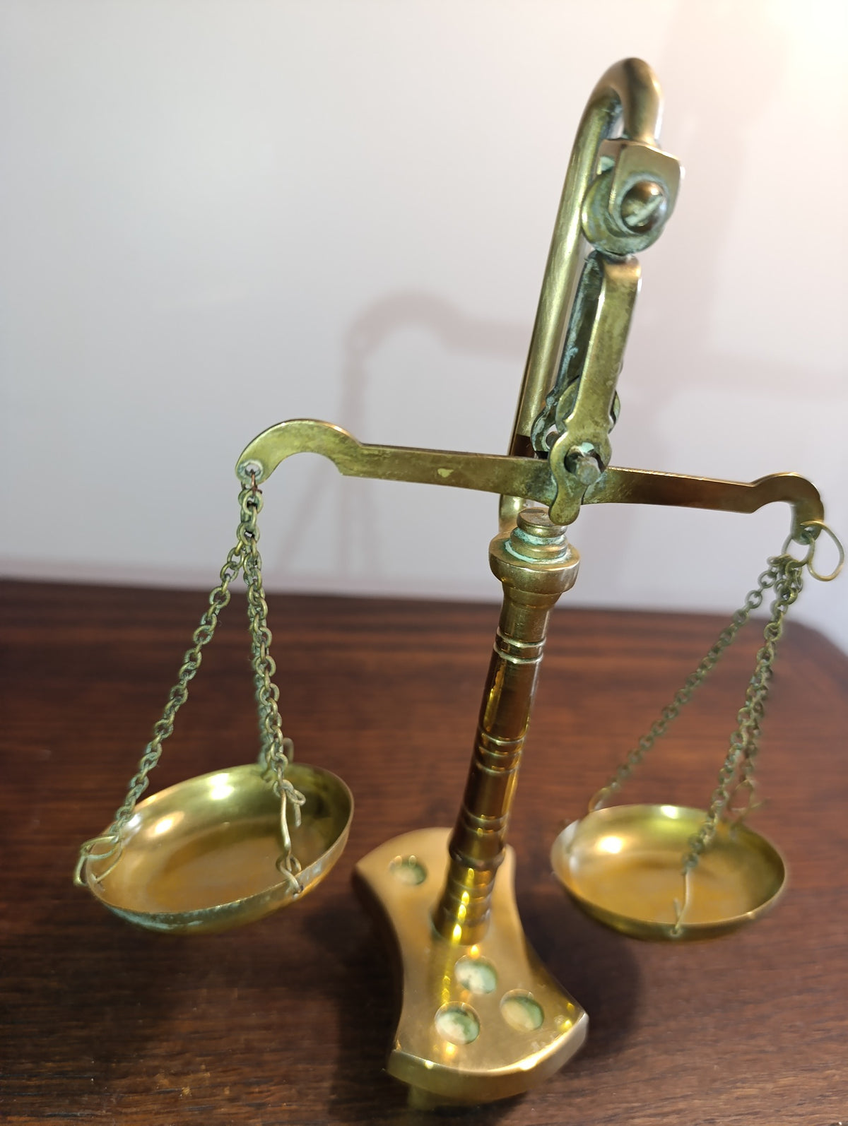 Petite balance décorative en laiton à deux plateaux – sans poids