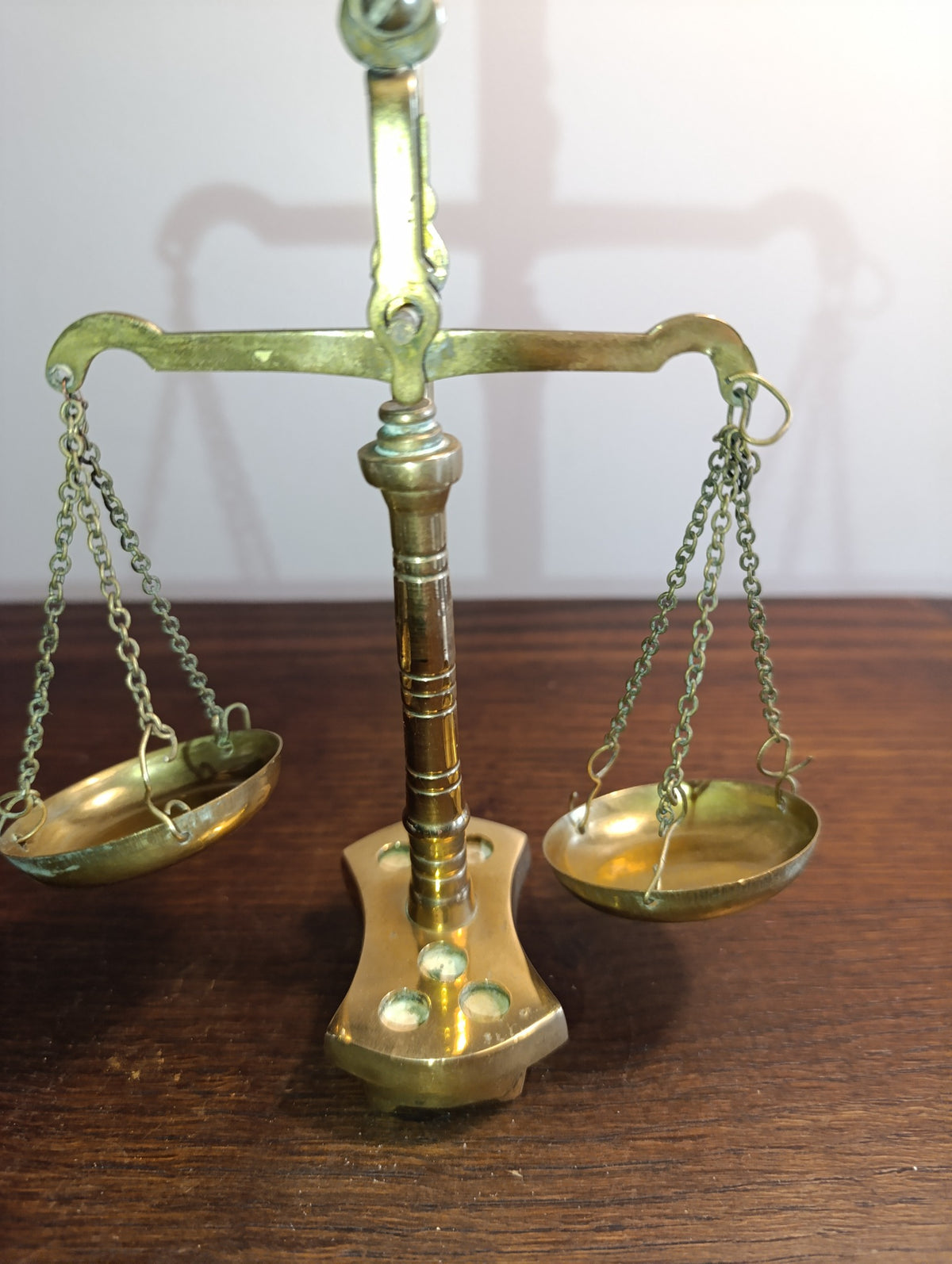 Petite balance décorative en laiton à deux plateaux – sans poids