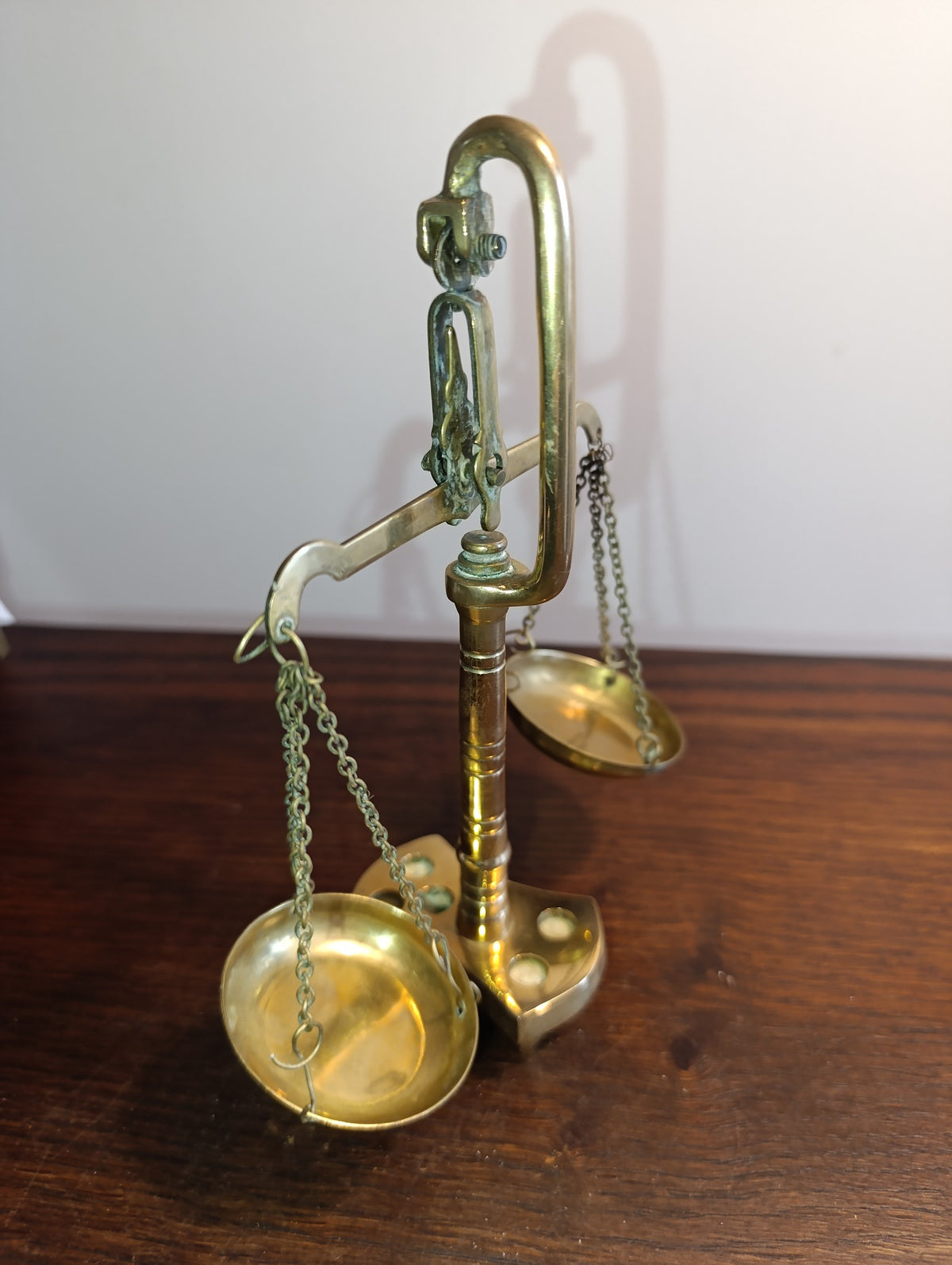 Petite balance décorative en laiton à deux plateaux – sans poids