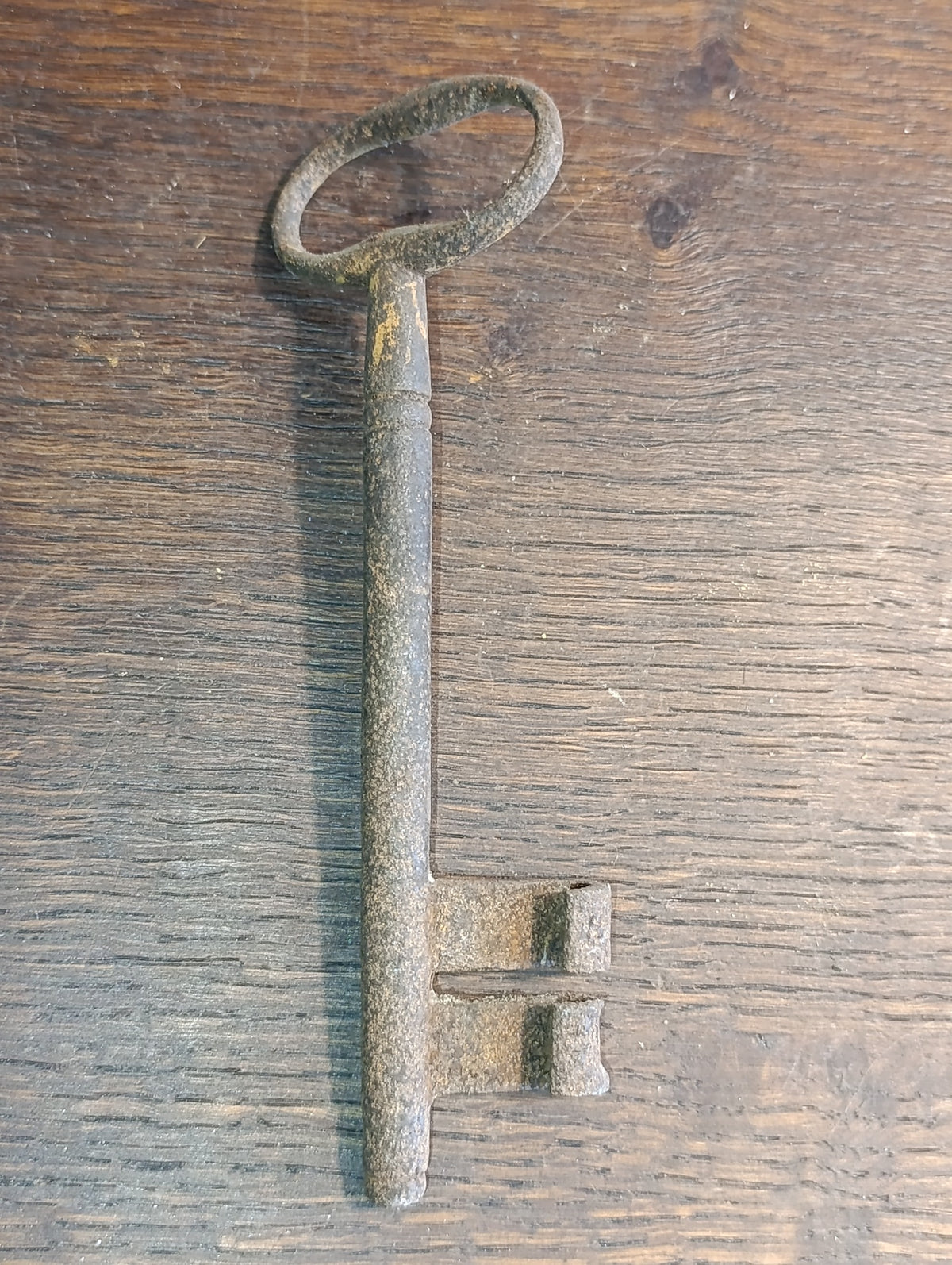 Clé ancienne en fer à anneau ovale – 15 cm