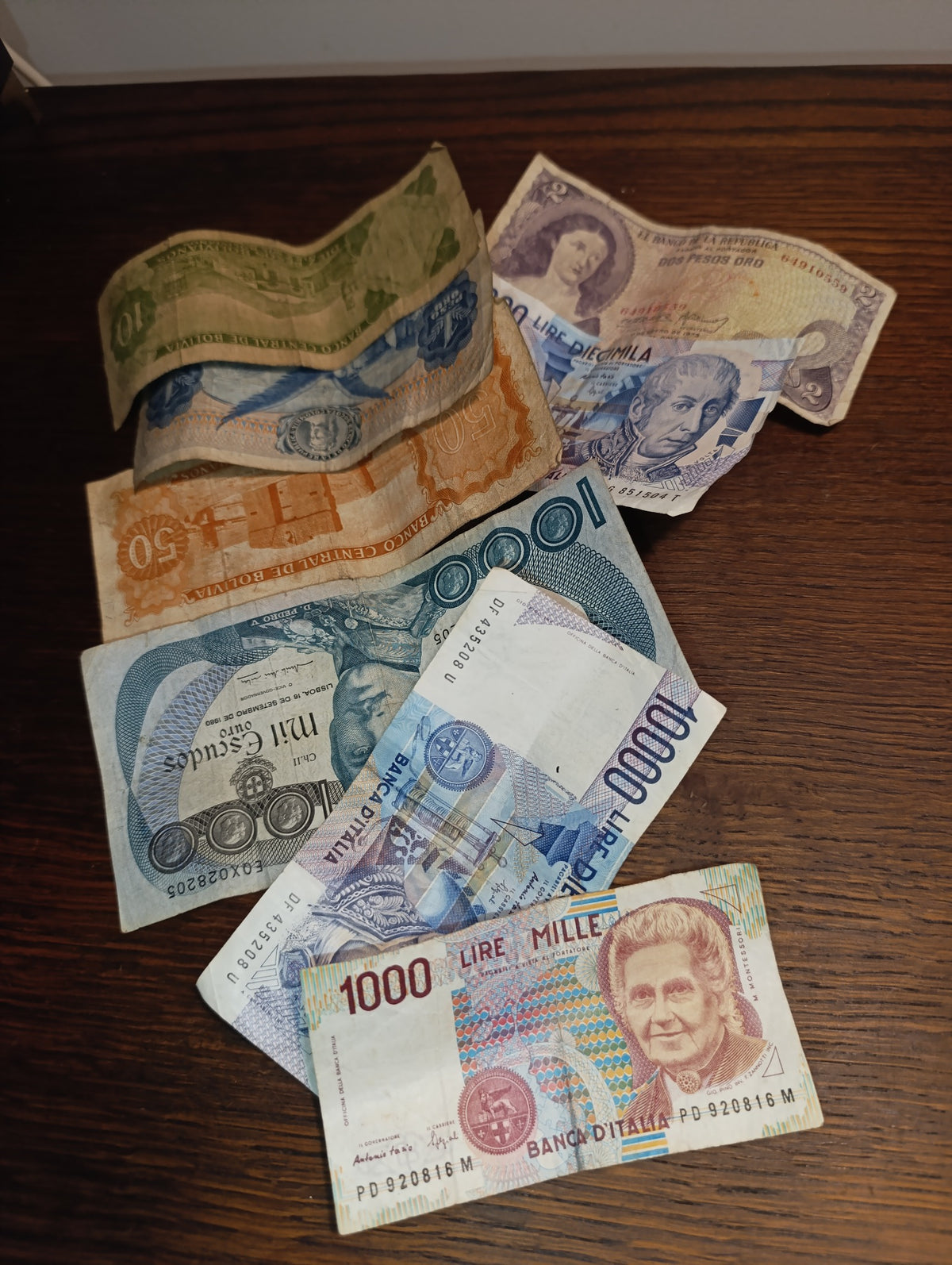 Lot de billets et pièces de monnaie de collection avec boîte