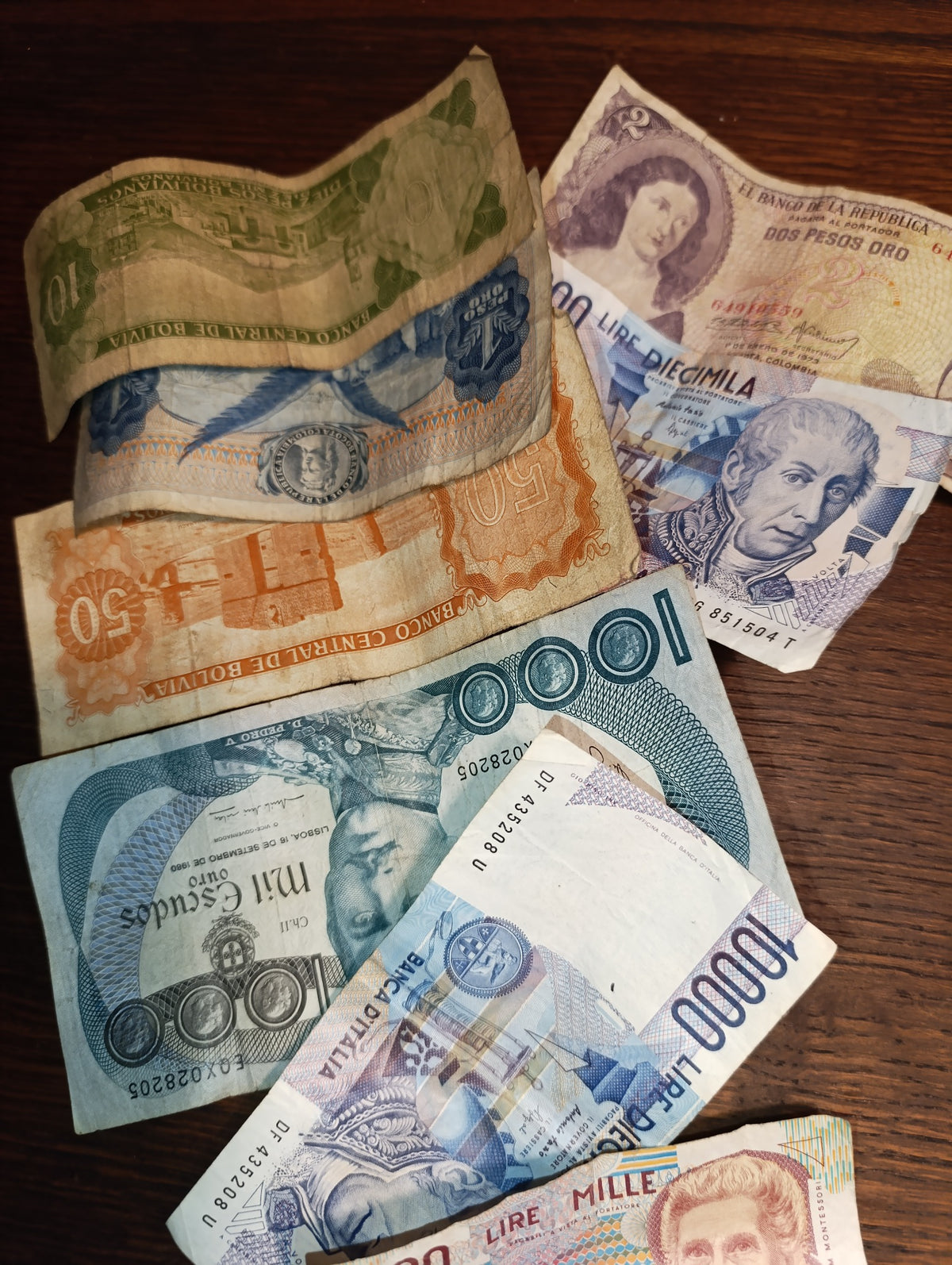 Lot de billets et pièces de monnaie de collection avec boîte