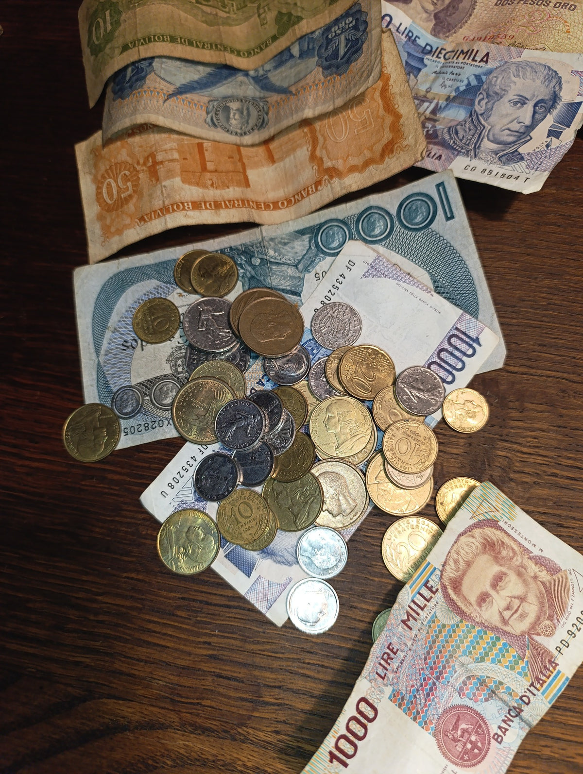Lot de billets et pièces de monnaie de collection avec boîte