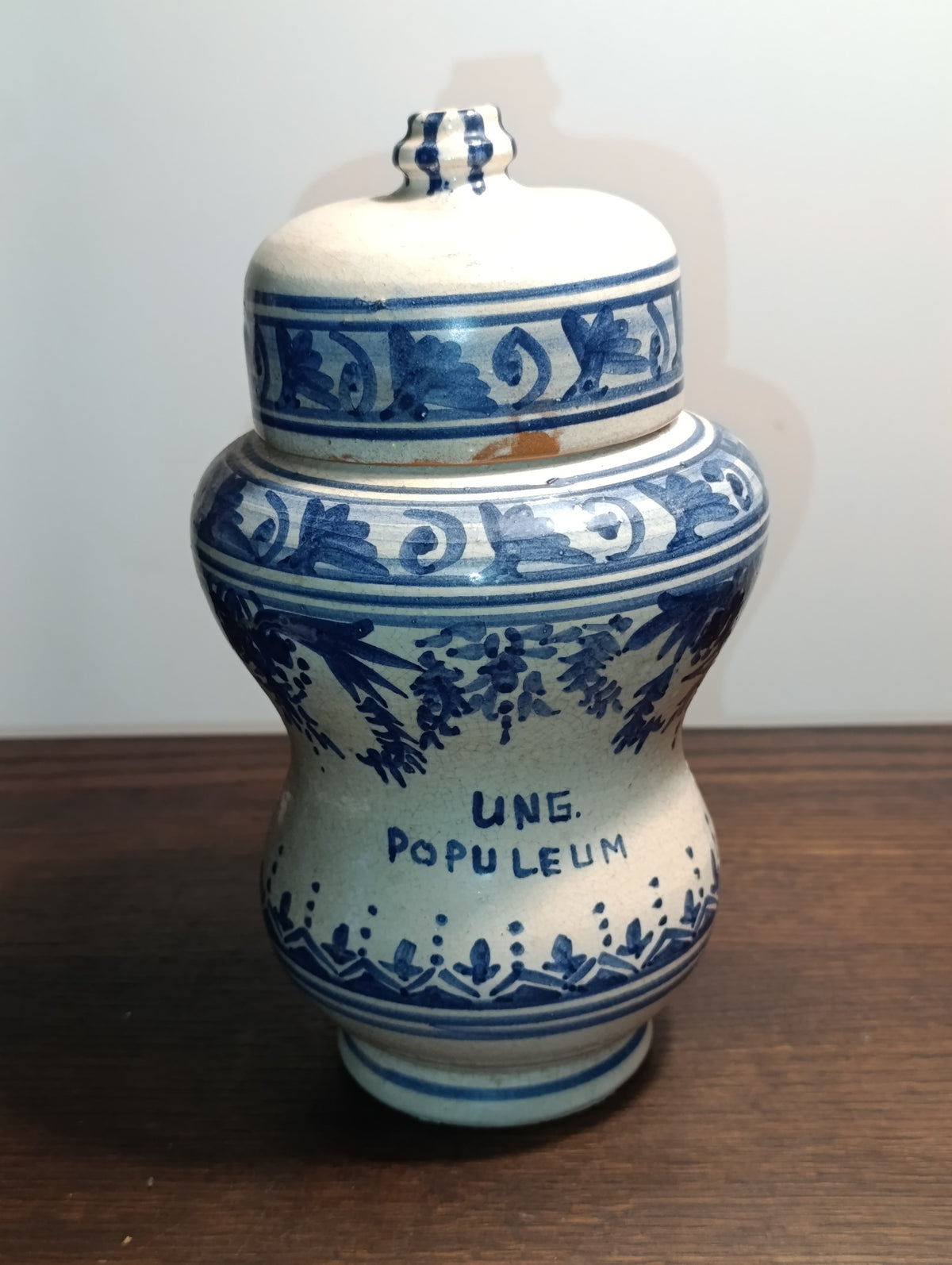 Pot de pharmacie « Ung. Populeum » en céramique bleu et blanc avec couvercle