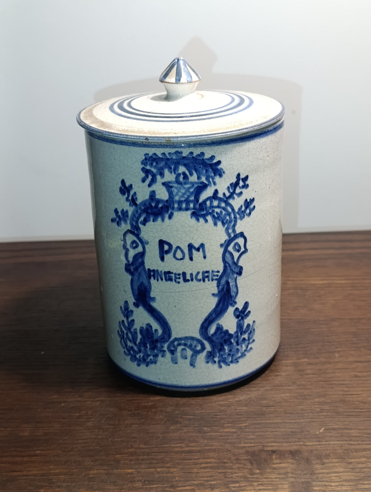 Pot de pharmacie « Pom. Basilicum » en céramique bleu et blanc avec couvercle