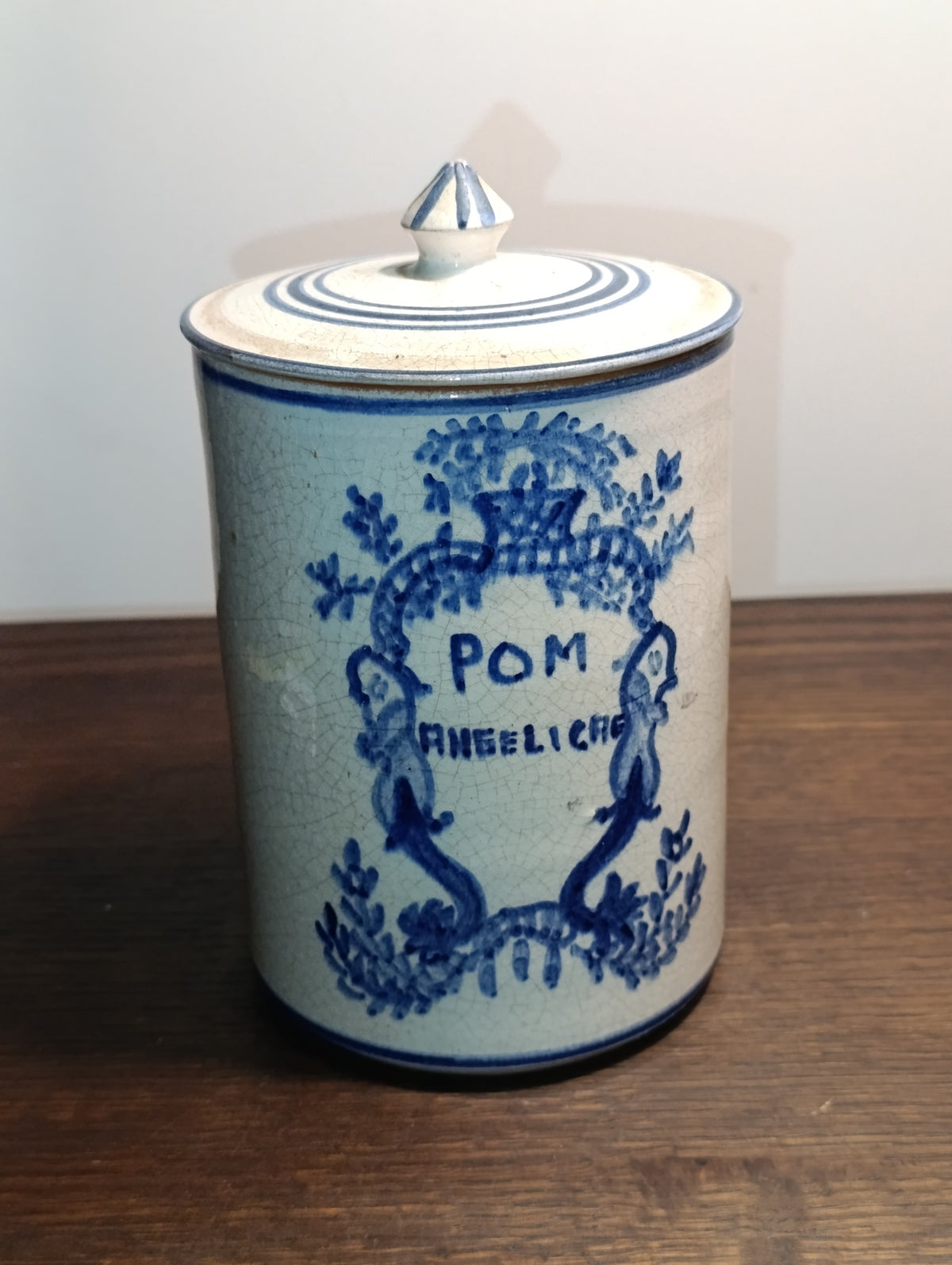 Pot de pharmacie « Pom. Basilicum » en céramique bleu et blanc avec couvercle