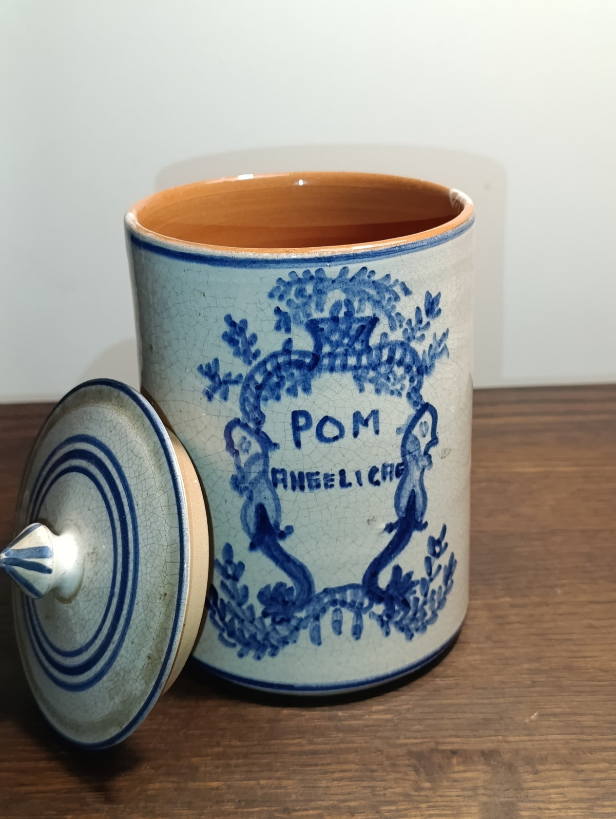 Pot de pharmacie « Pom. Basilicum » en céramique bleu et blanc avec couvercle