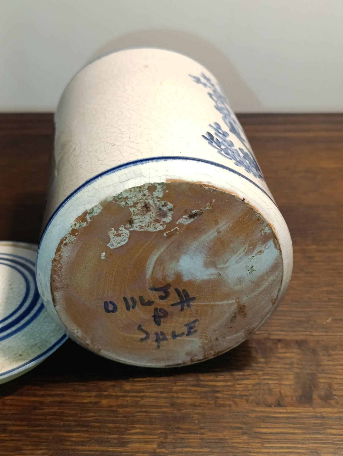 Pot de pharmacie « Pom. Basilicum » en céramique bleu et blanc avec couvercle