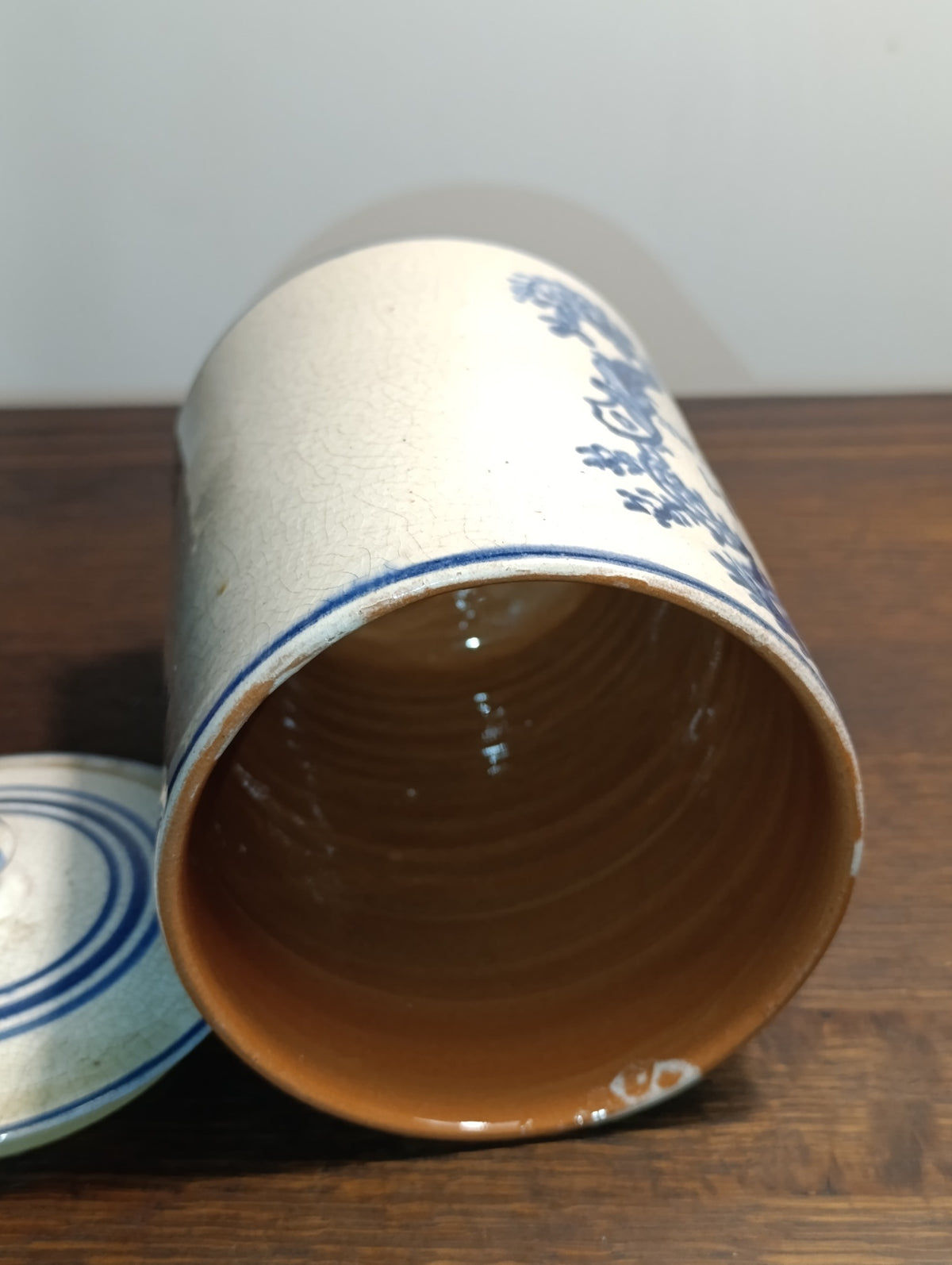 Pot de pharmacie « Pom. Basilicum » en céramique bleu et blanc avec couvercle