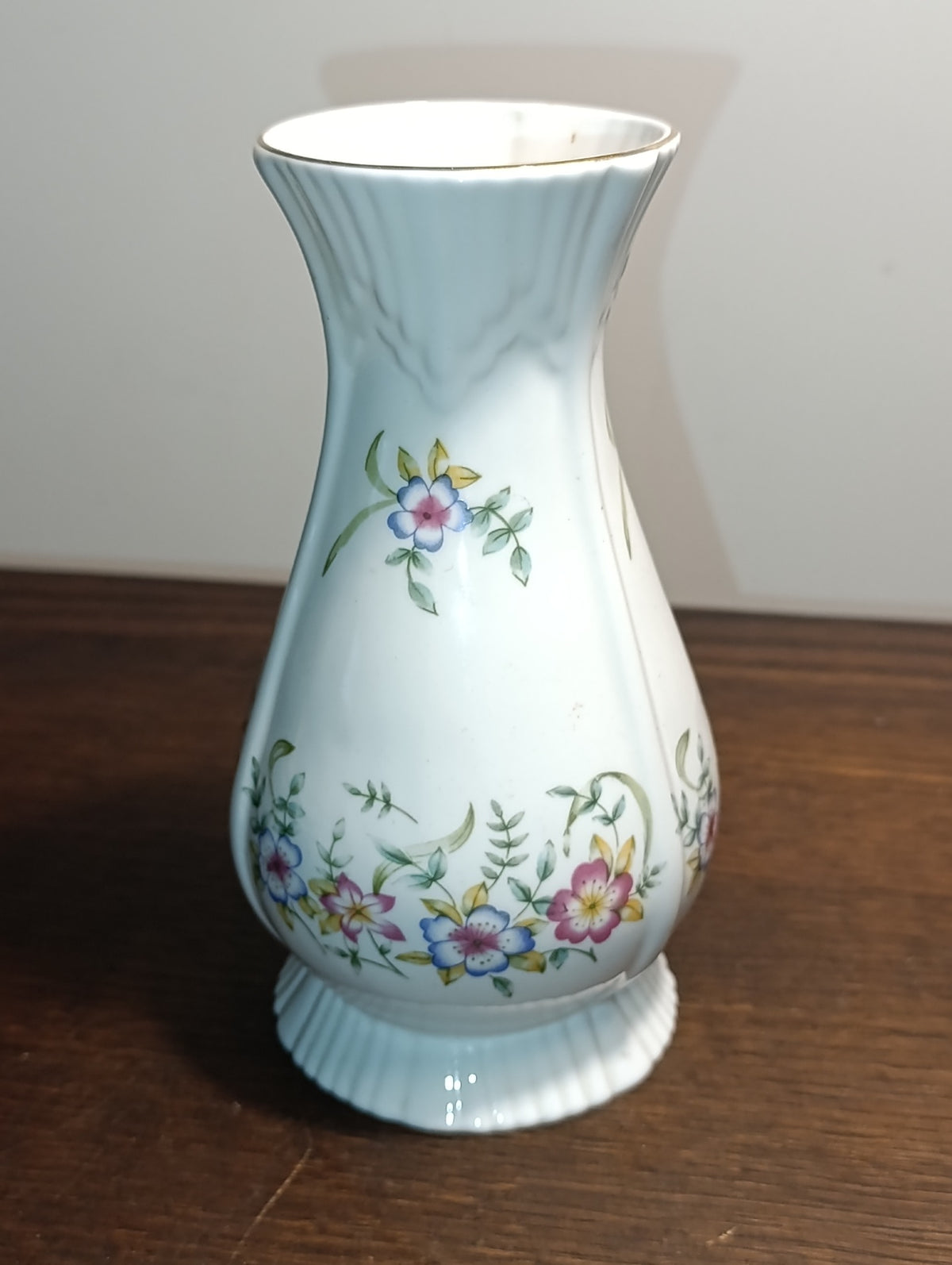 Vase Royal Tara en porcelaine fine d’Irlande – décor floral et dorures
