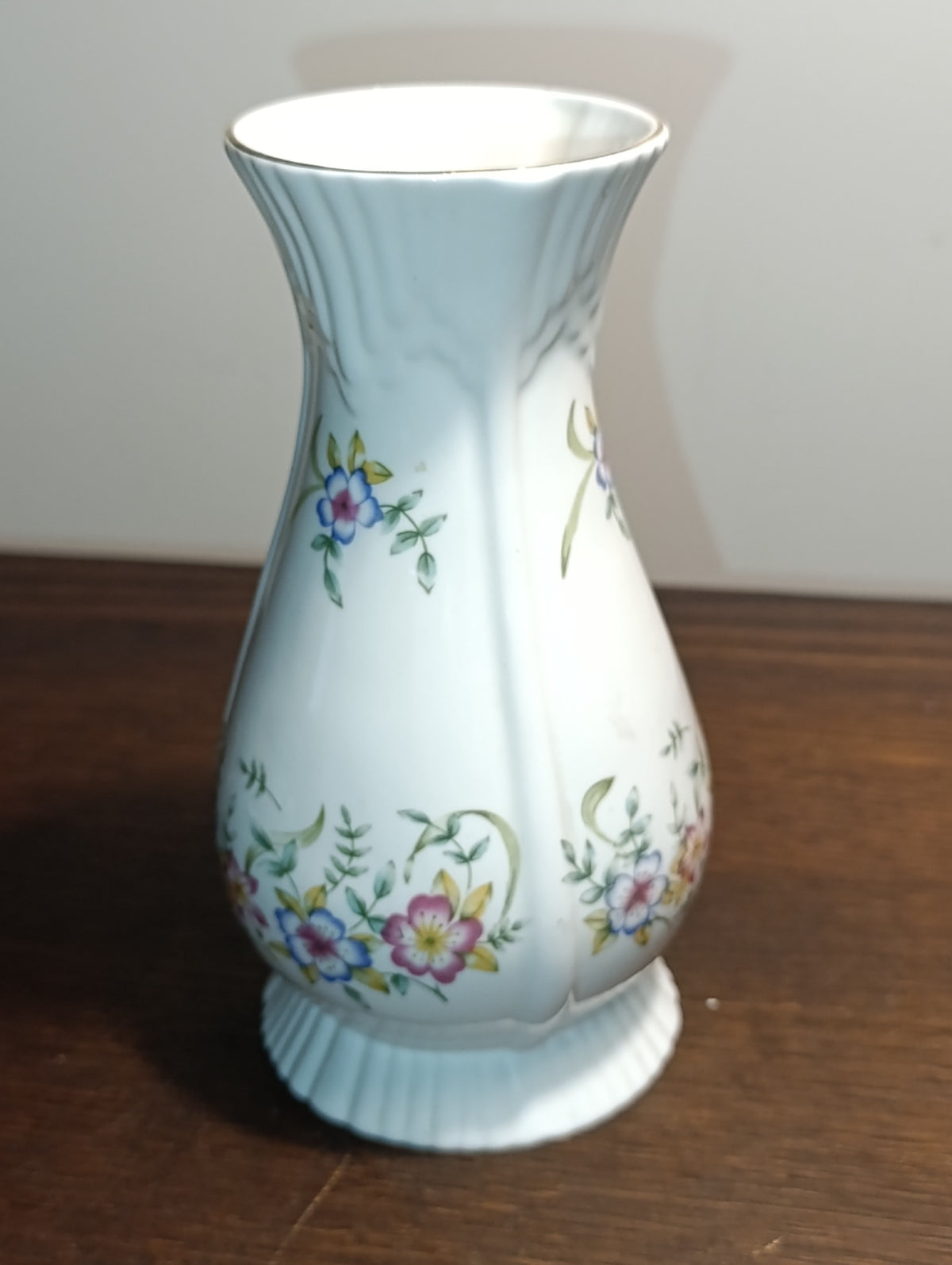 Vase Royal Tara en porcelaine fine d’Irlande – décor floral et dorures