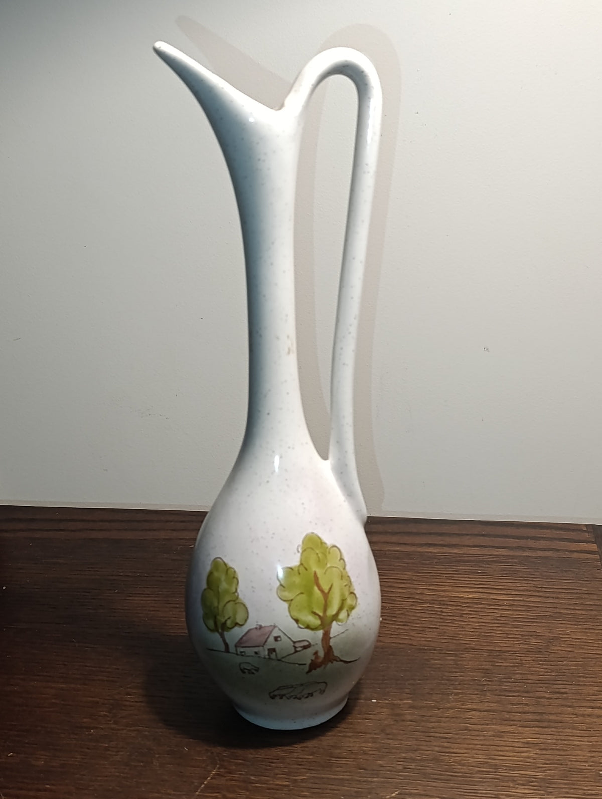 Vase soliflore en forme d’aiguière – décor paysage champêtre