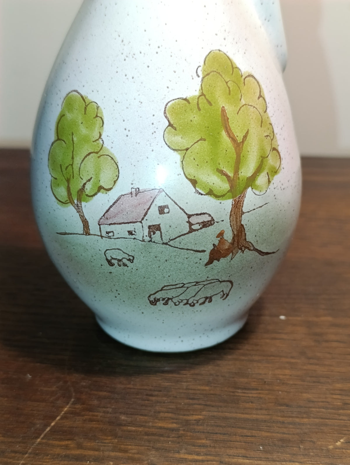 Vase soliflore en forme d’aiguière – décor paysage champêtre