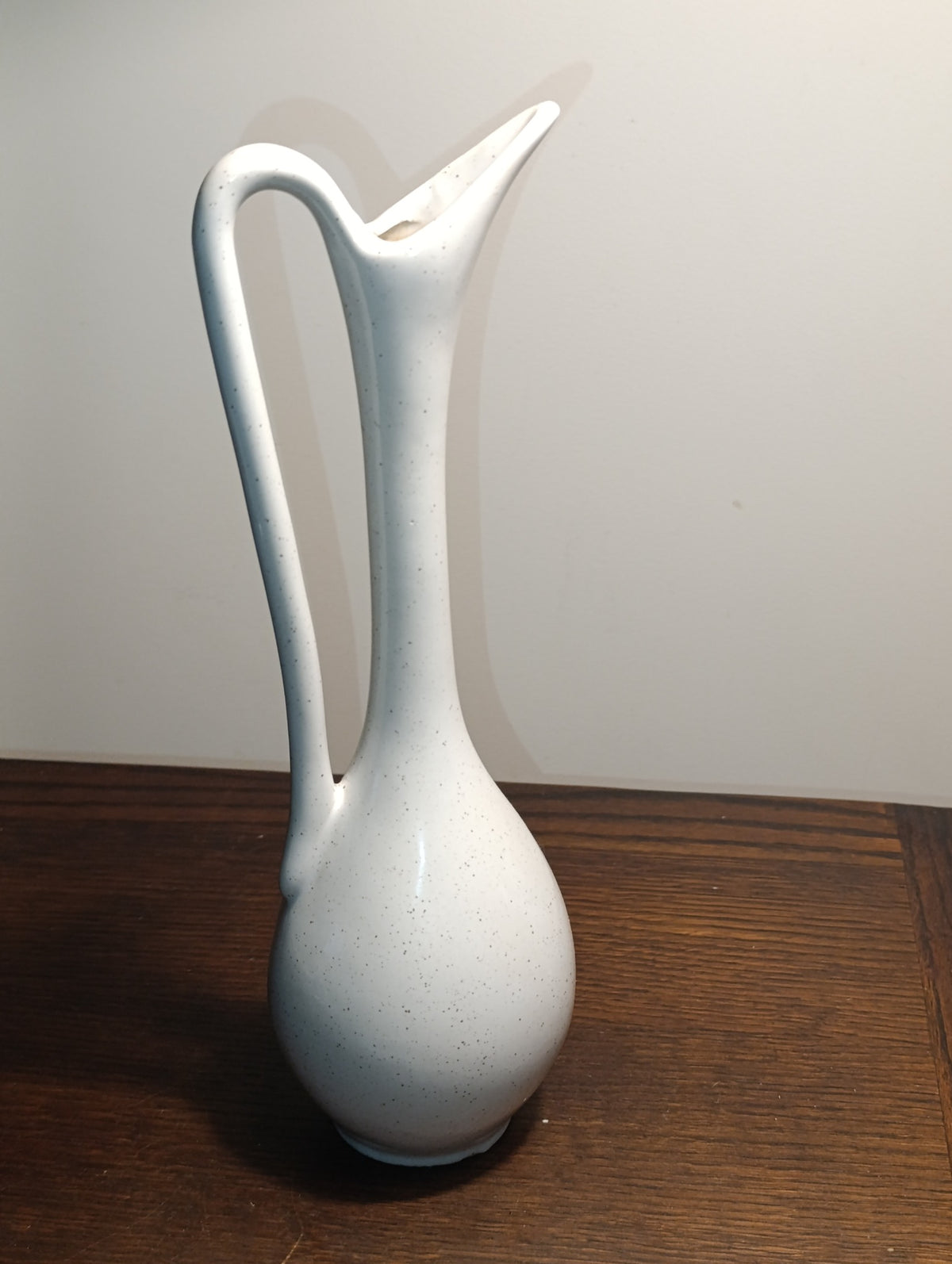 Vase soliflore en forme d’aiguière – décor paysage champêtre