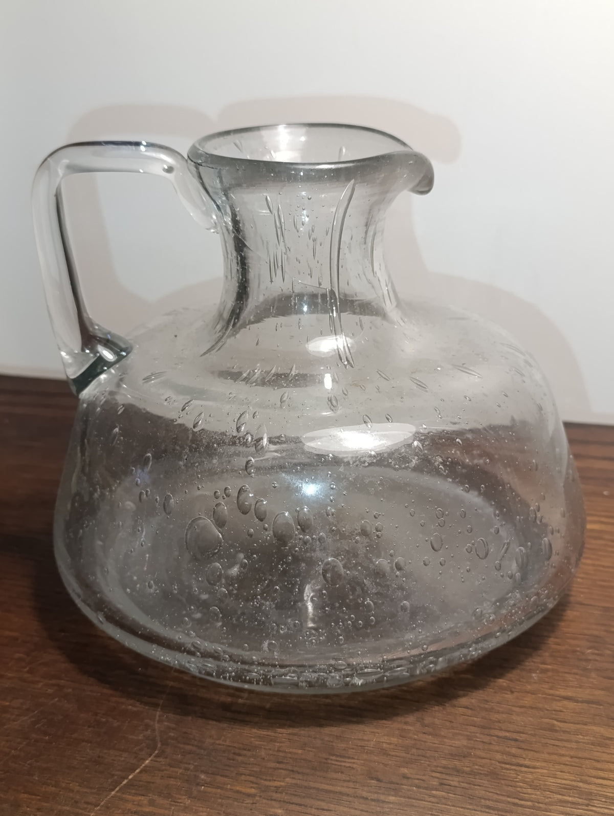 Pichet en verre bullé transparent de style Biot – forme arrondie